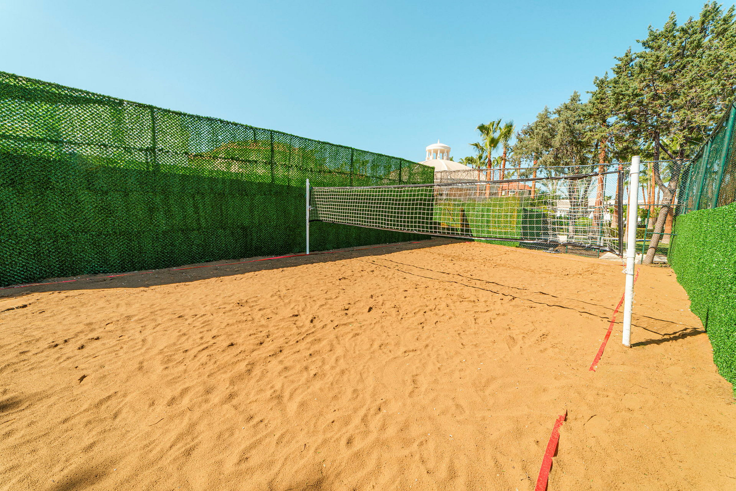 En sandbane med et nett for volleyball. (AI-generert tekst)