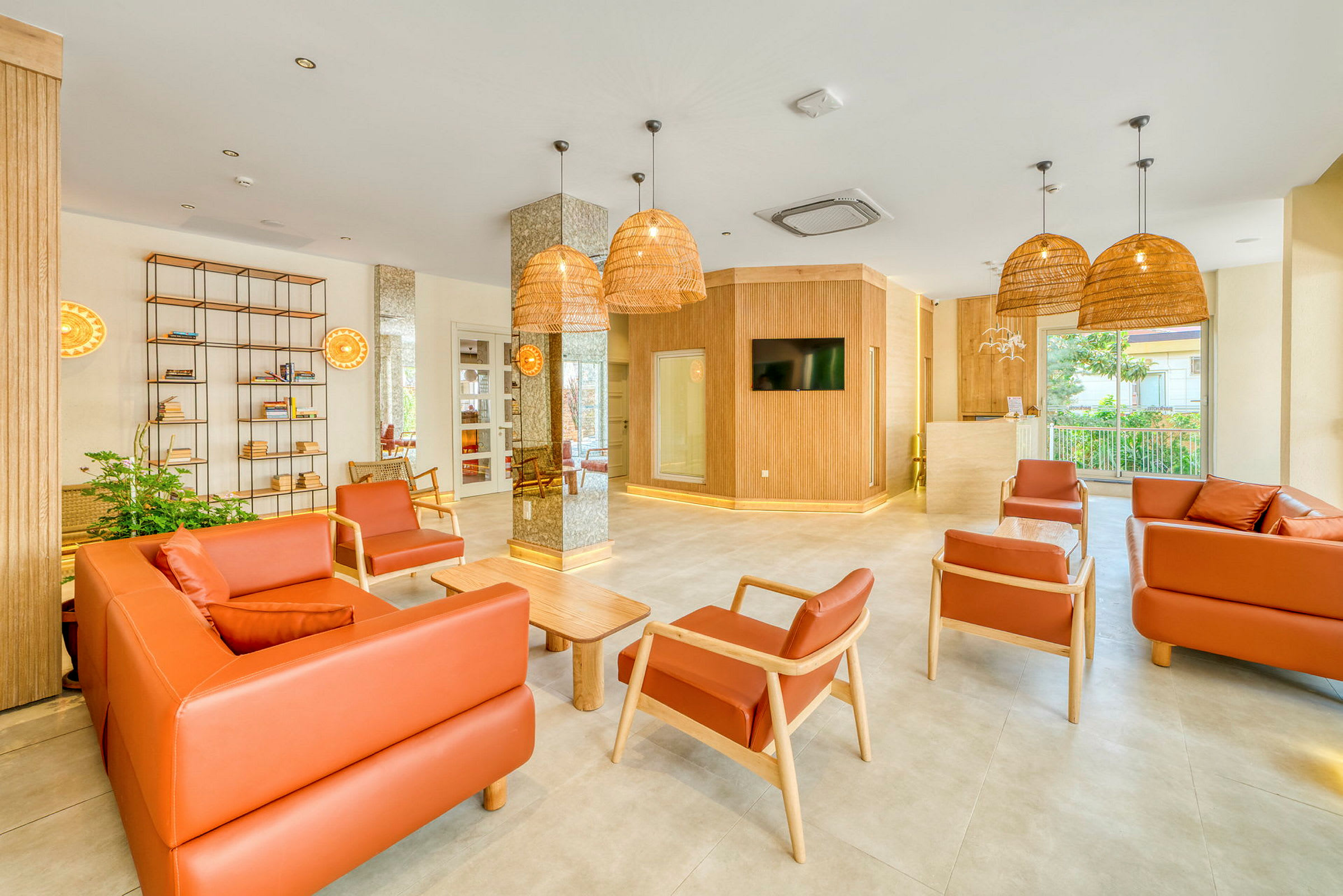 Hotellobby med oransje sittemøbler og moderne tredetaljer. (AI-generert tekst)