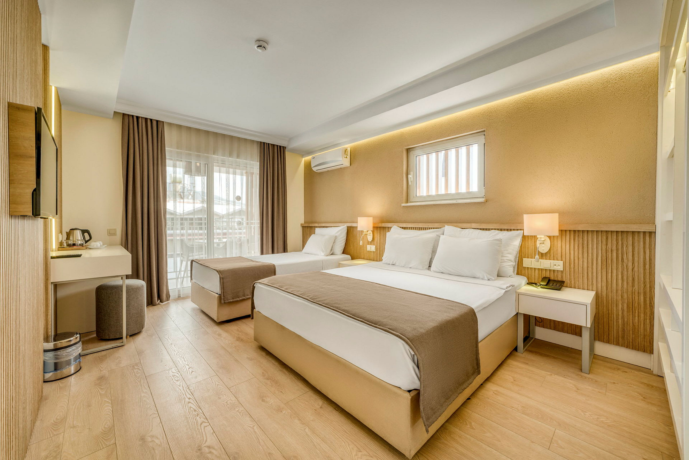 Et hotellrom med to senger, moderne innredning og en balkong. (AI-generert tekst)