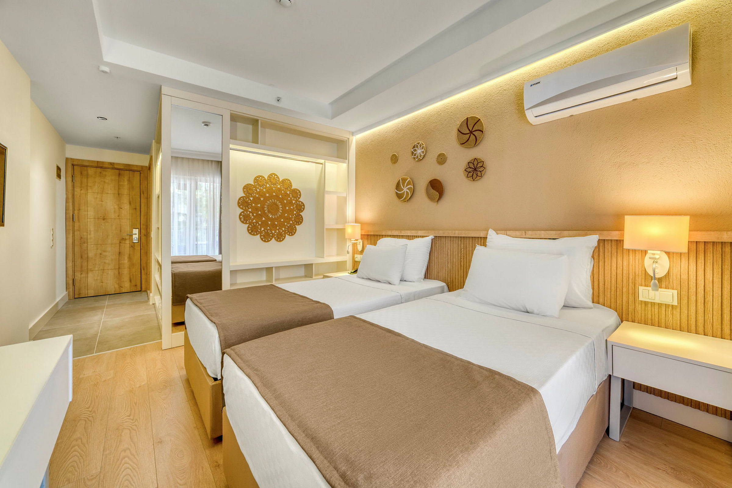 Hotellrom med to enkeltsenger, dekorert med moderne detaljer og beige toner. (AI-generert tekst)