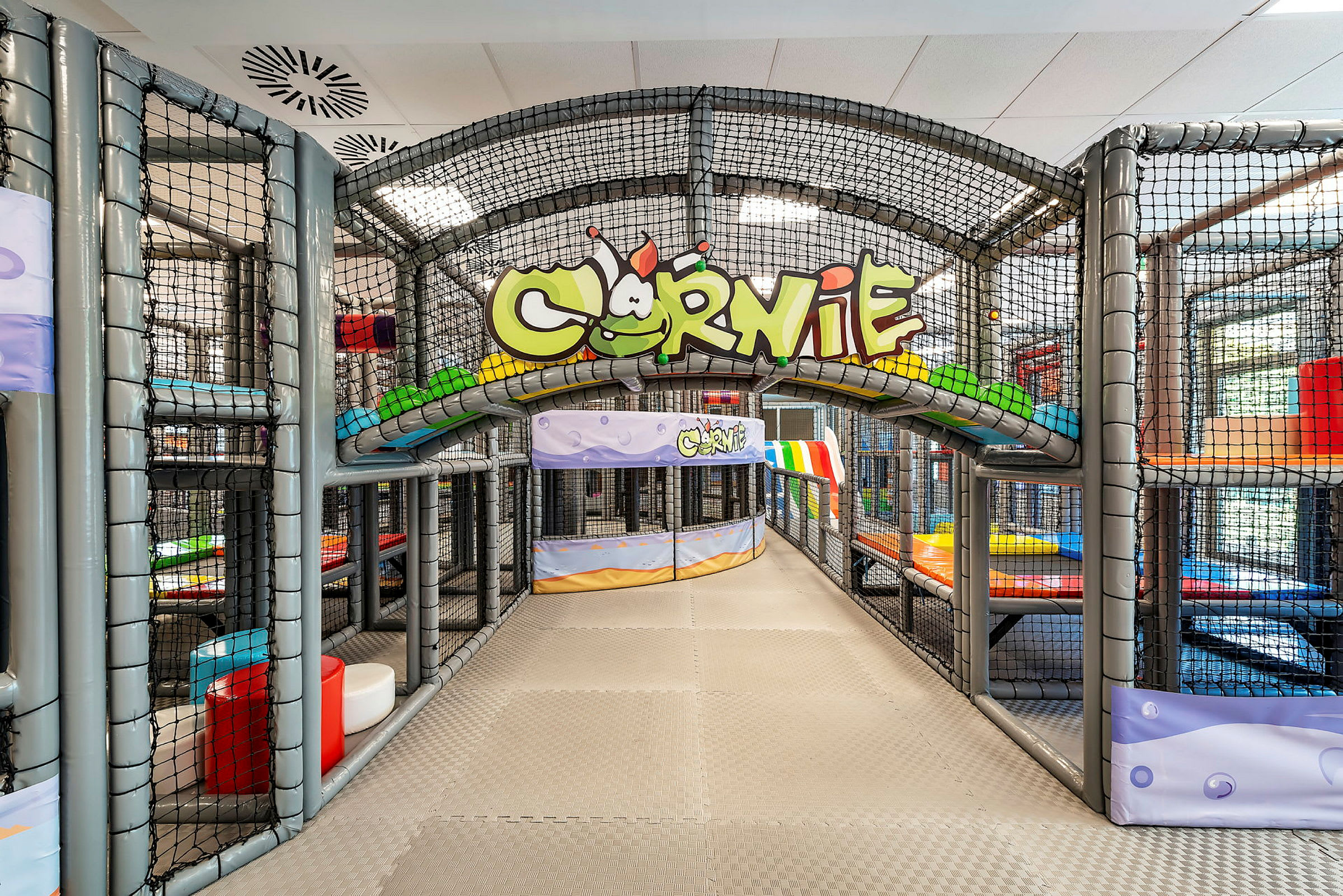 Bilde av en innendørs lekeplass med navnet 'Cornie'. (AI-generert tekst)