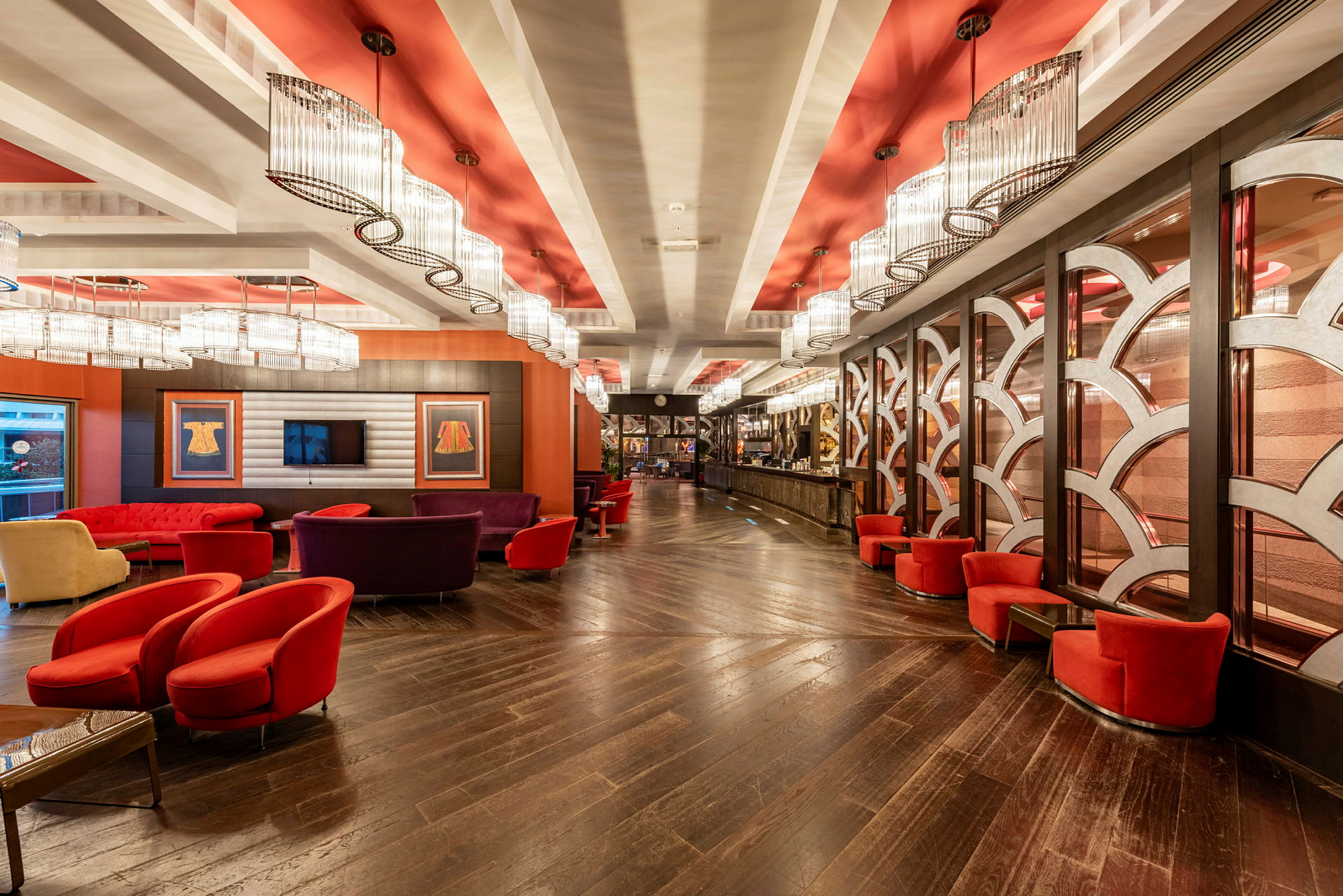 Hotellobby med fargerike møbler og moderne belysning. (AI-generert tekst)