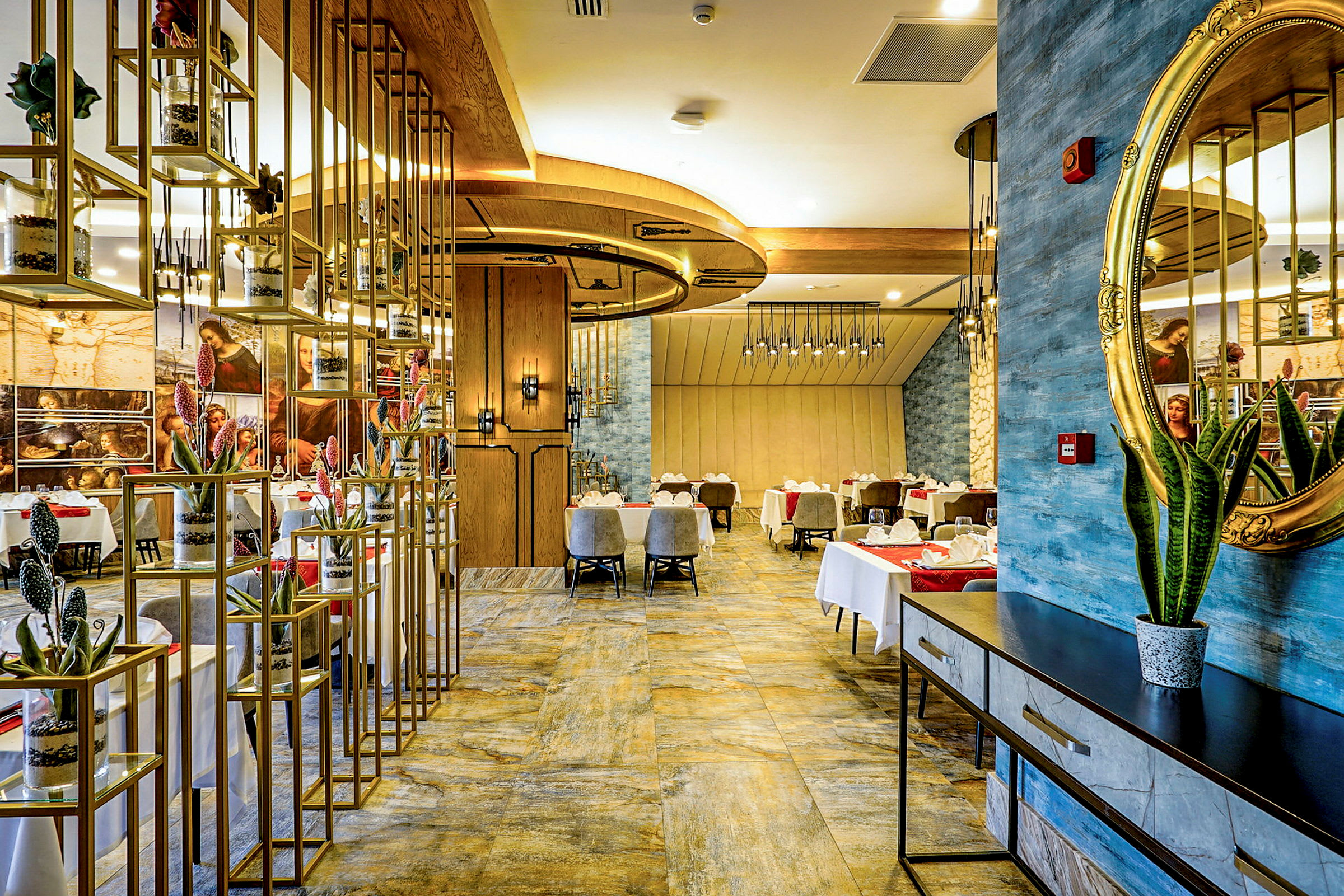 Elegant restaurant med moderne interiør, dekte bord og dekorative detaljer. (AI-generert tekst)