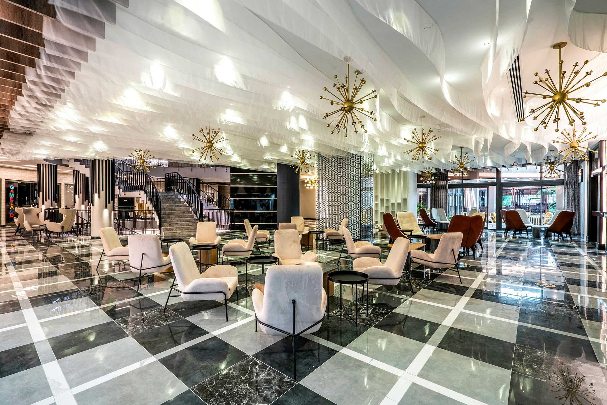 En romslig og elegant hotellobby med komfortable sitteplasser og moderne innredning. (AI-generert tekst)