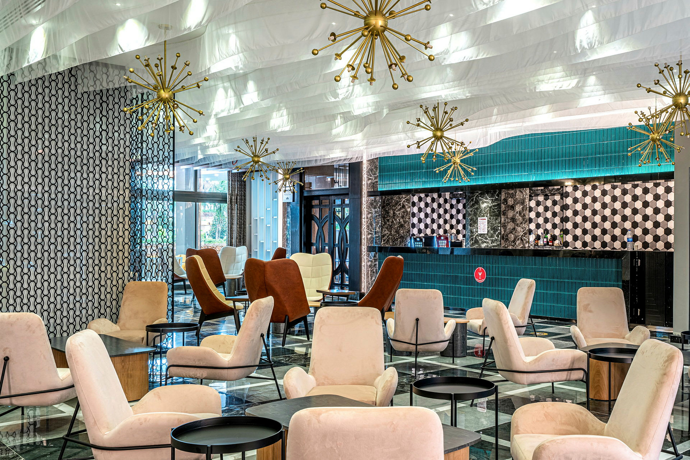 Moderne hotellobby med dekorative lamper, sittegrupper og resepsjon. (AI-generert tekst)