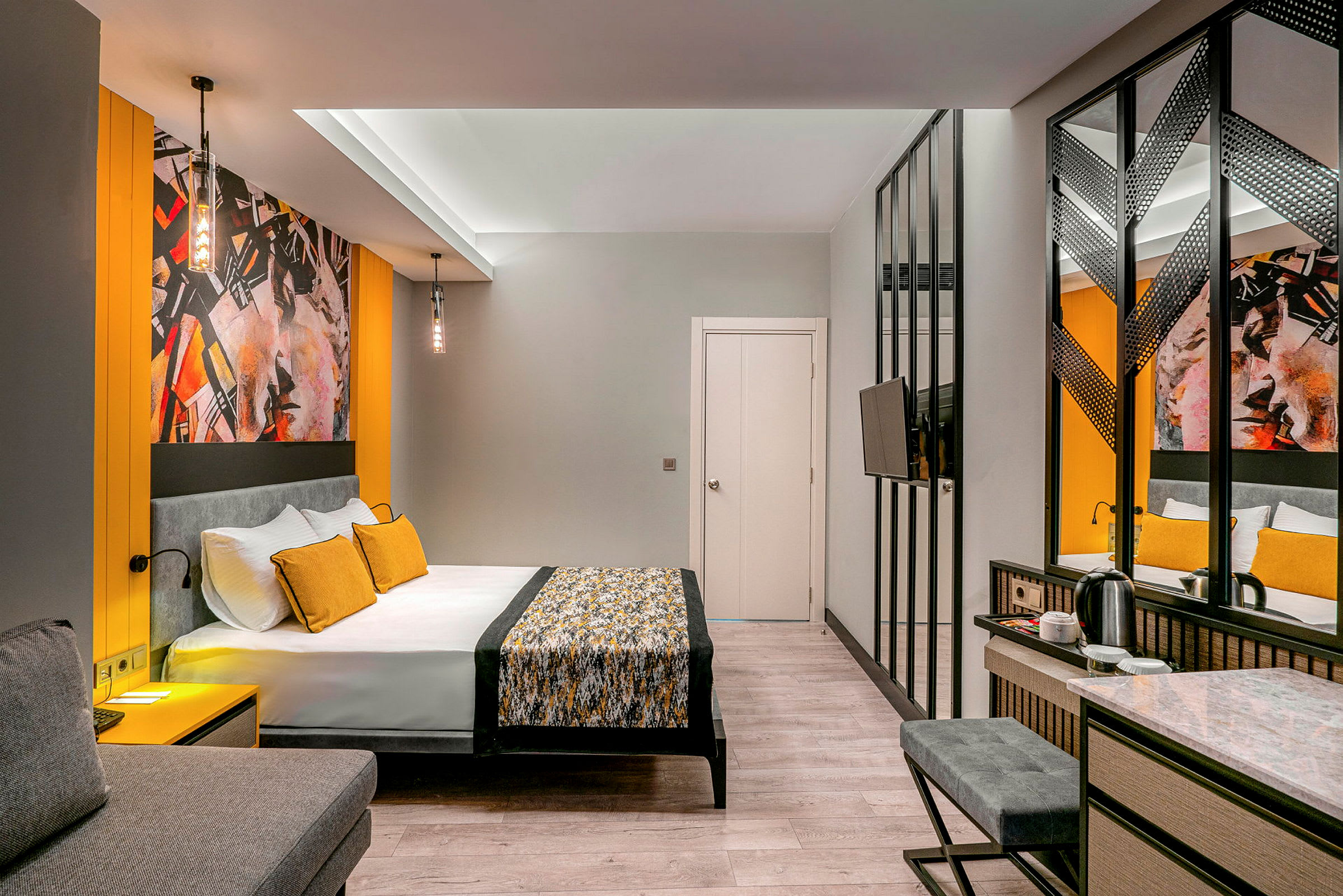 Moderne hotellrom med seng, speil og sittemøbler. (AI-generert tekst)