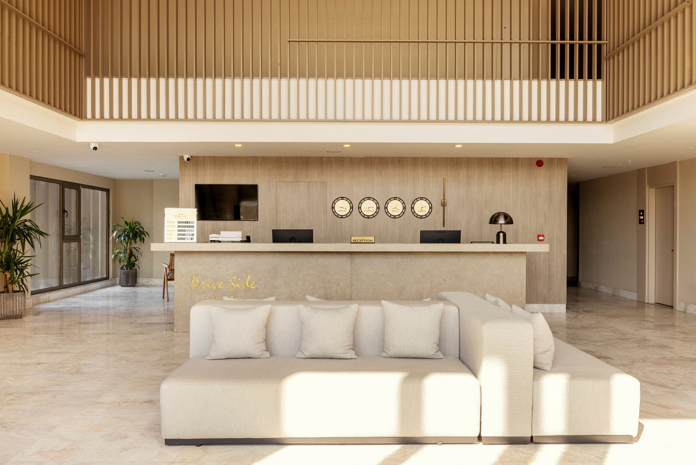 Hotellresepsjonen med moderne møbeldesign og en sofa i forgrunnen. (AI-generert tekst)