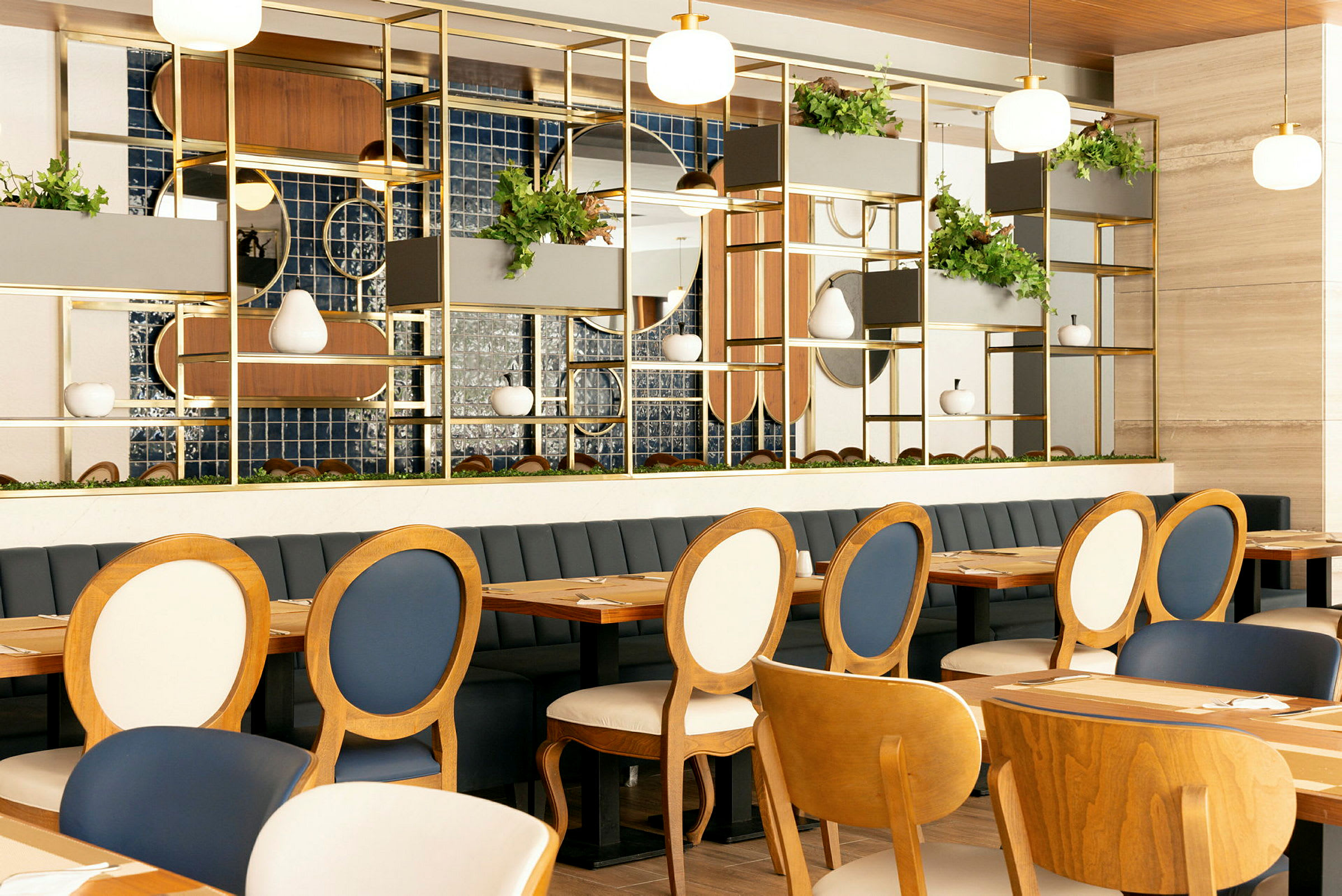 En stilfull restaurantinteriør med spisebord og stoler. (AI-generert tekst)