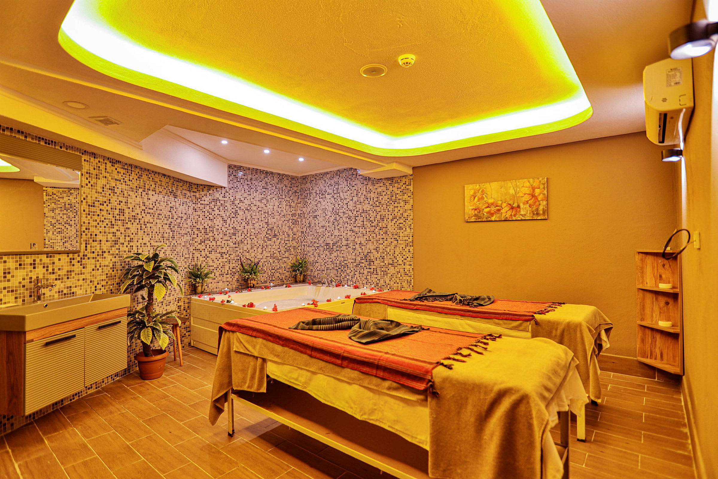 Et spa-rom med jacuzzi og massasjebord. (AI-generert tekst)
