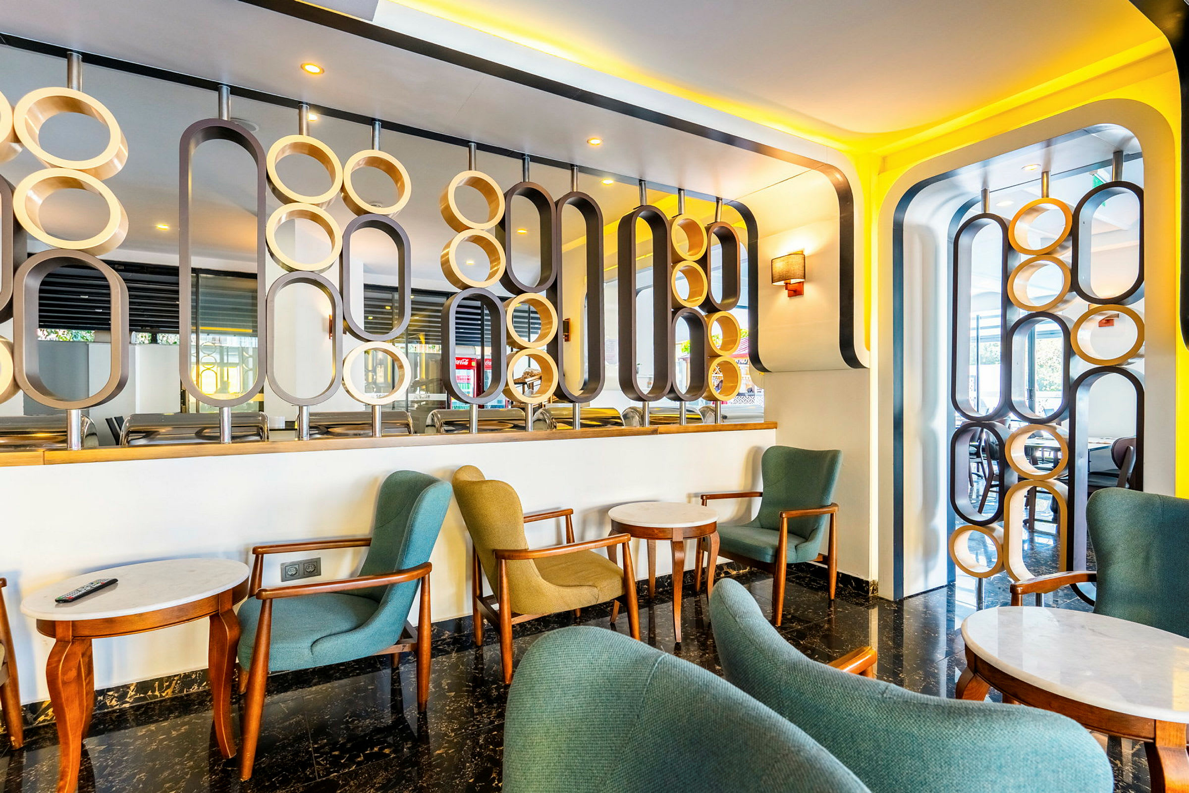 En moderne lounge med stoler, bord og dekorative designelementer. (AI-generert tekst)