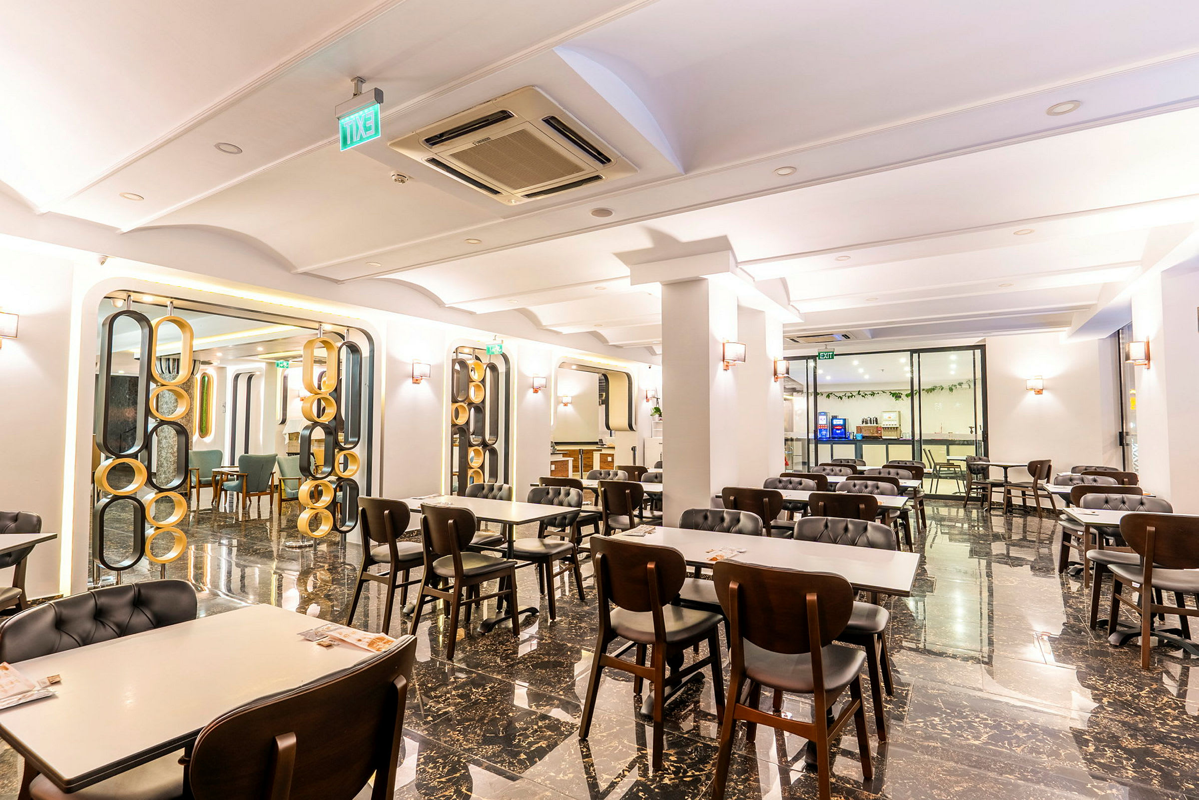 Bilde av en elegant innredet restaurant med bord og stoler arrangert på et polert gulv. (AI-generert tekst)
