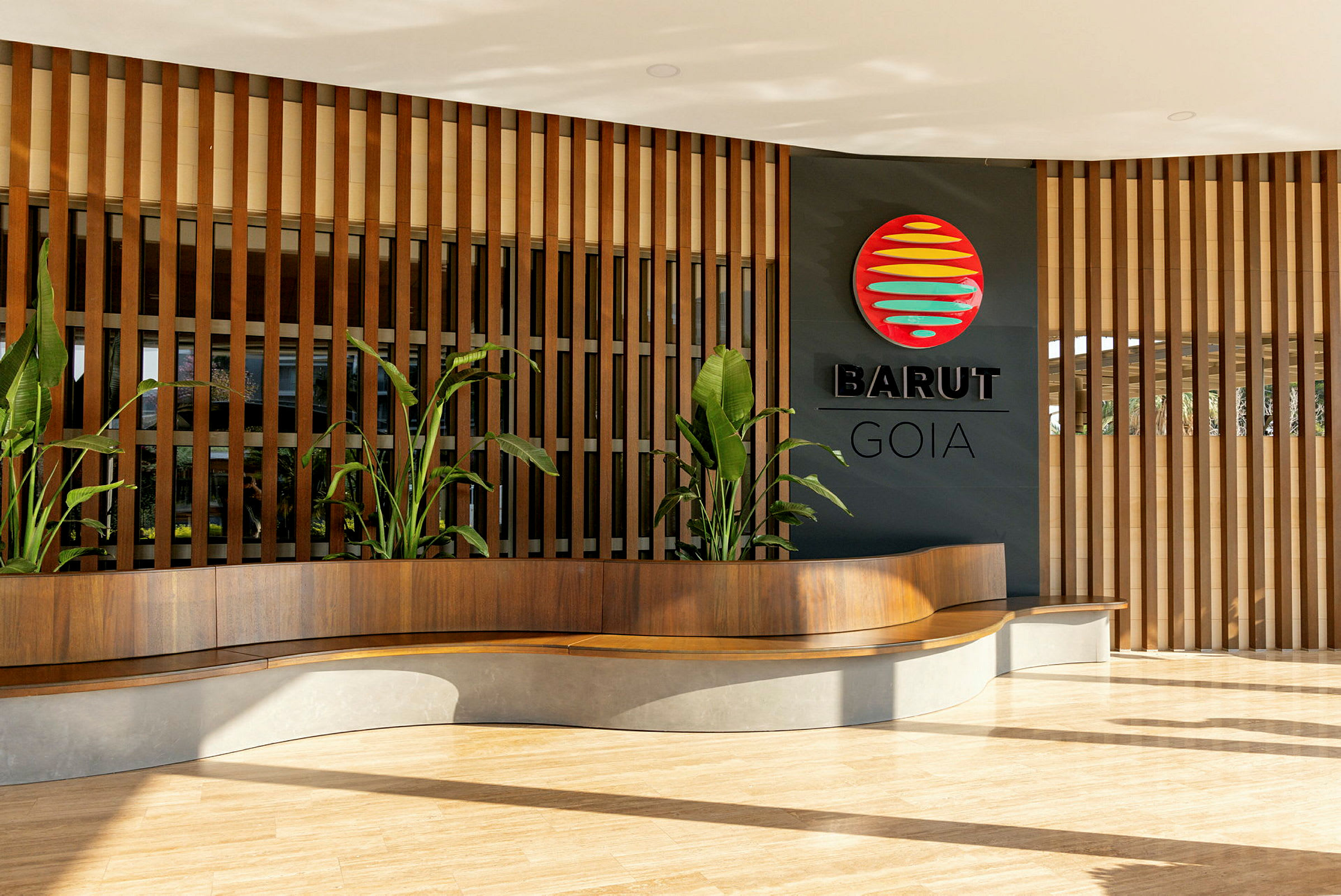 Resepsjonsområdet med planter og hotelllogoen Barut Goia. (AI-generert tekst)