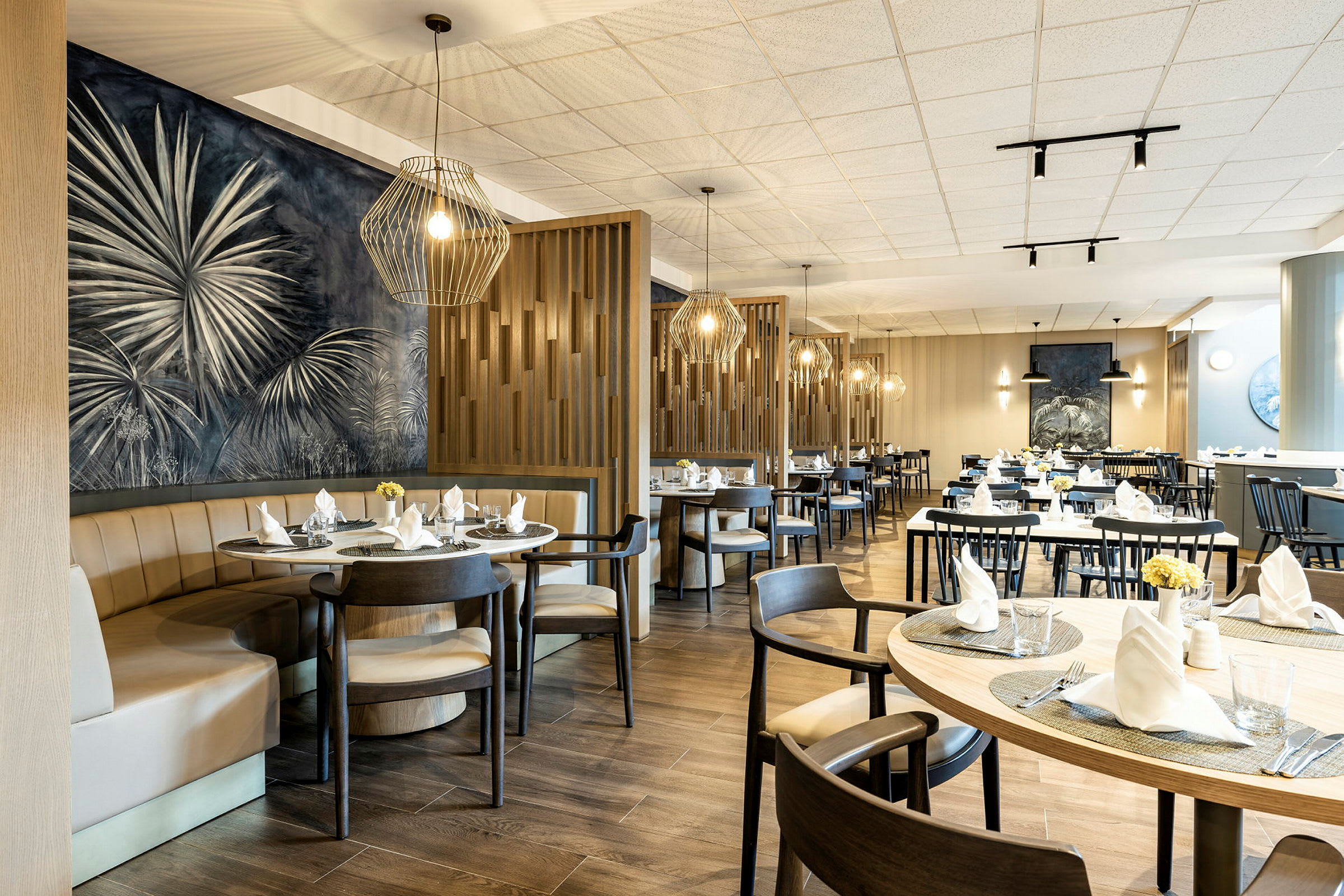 En moderne restaurant med dekkede bord og elegant interiør. (AI-generert tekst)