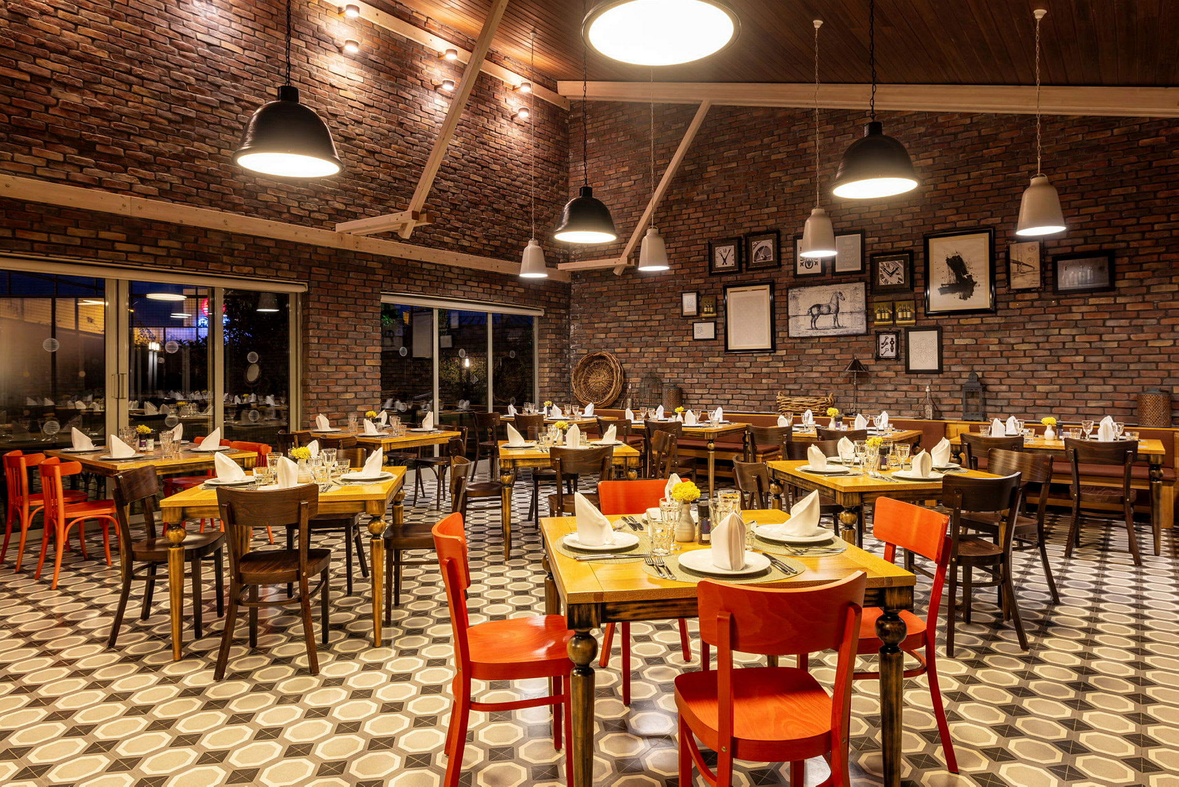 En restaurant med dekkede bord, forskjellige stoler og teglvegger. (AI-generert tekst)