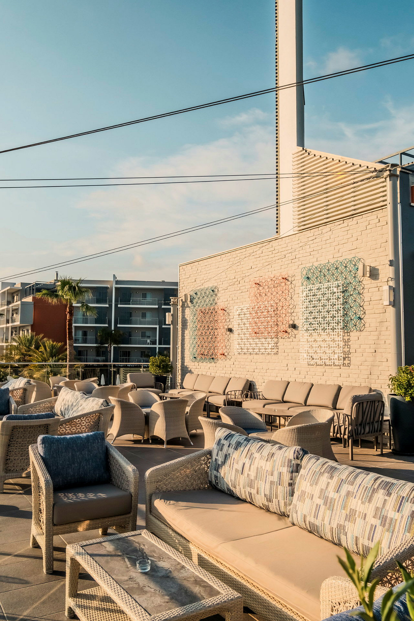 En terrasse med sittegrupper og kunst på veggen. (AI-generert tekst)