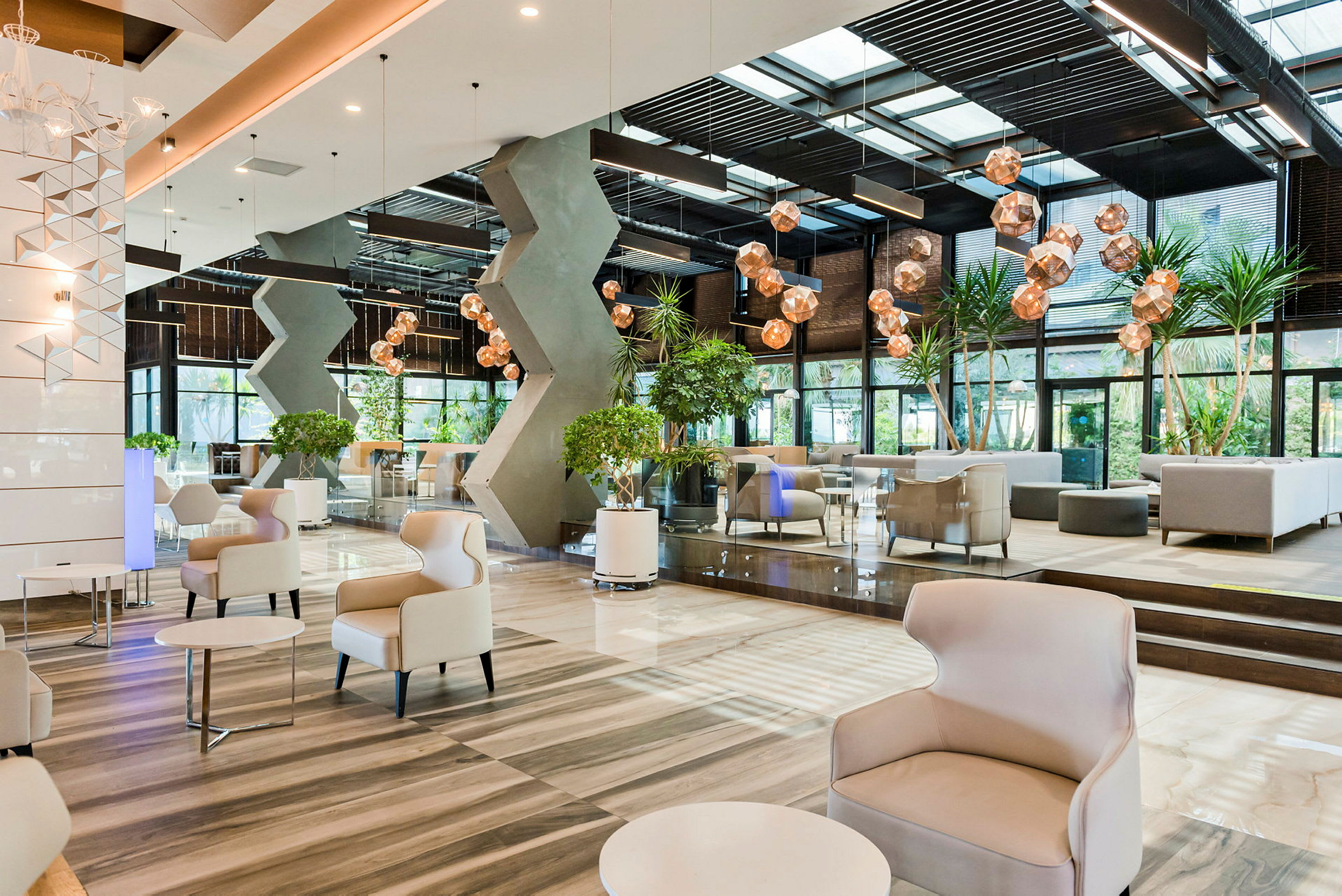 Moderne hotellobby med sitteplasser og dekorative detaljer. (AI-generert tekst)