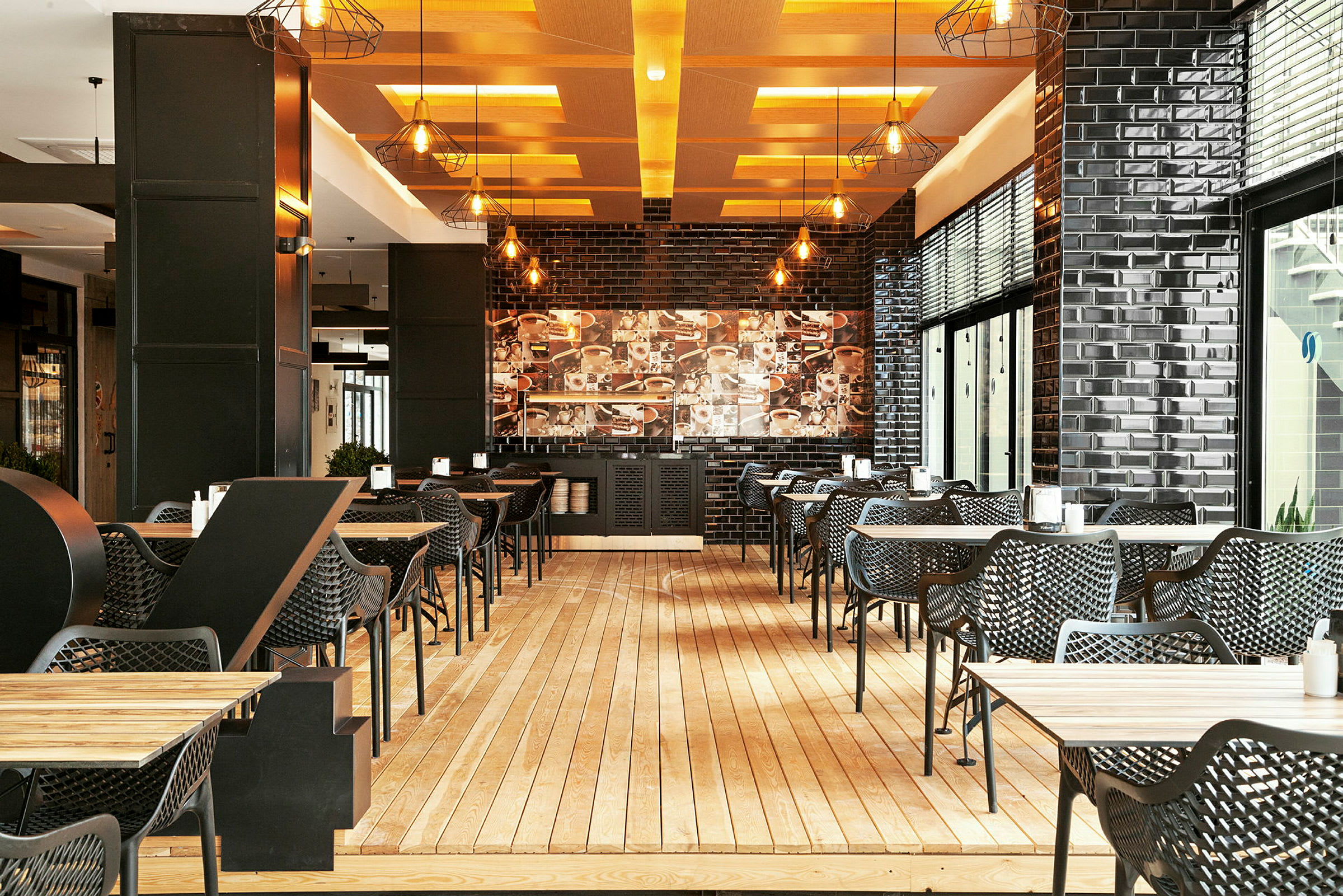 En restaurant med moderne møbler og belysning. (AI-generert tekst)