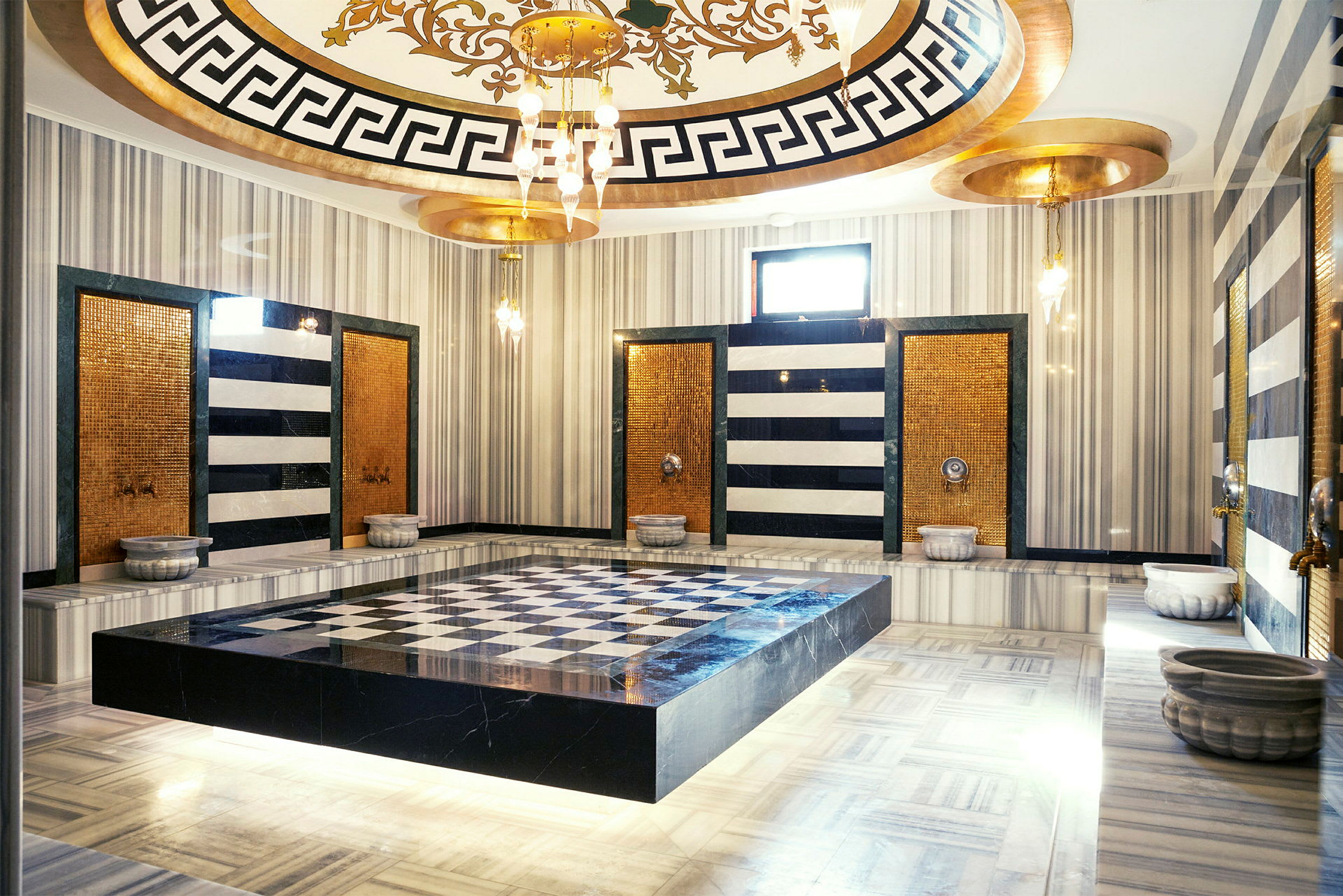 Et elegant marmordesignet hamam med mosaikkdetaljer og geometriske mønstre. (AI-generert tekst)