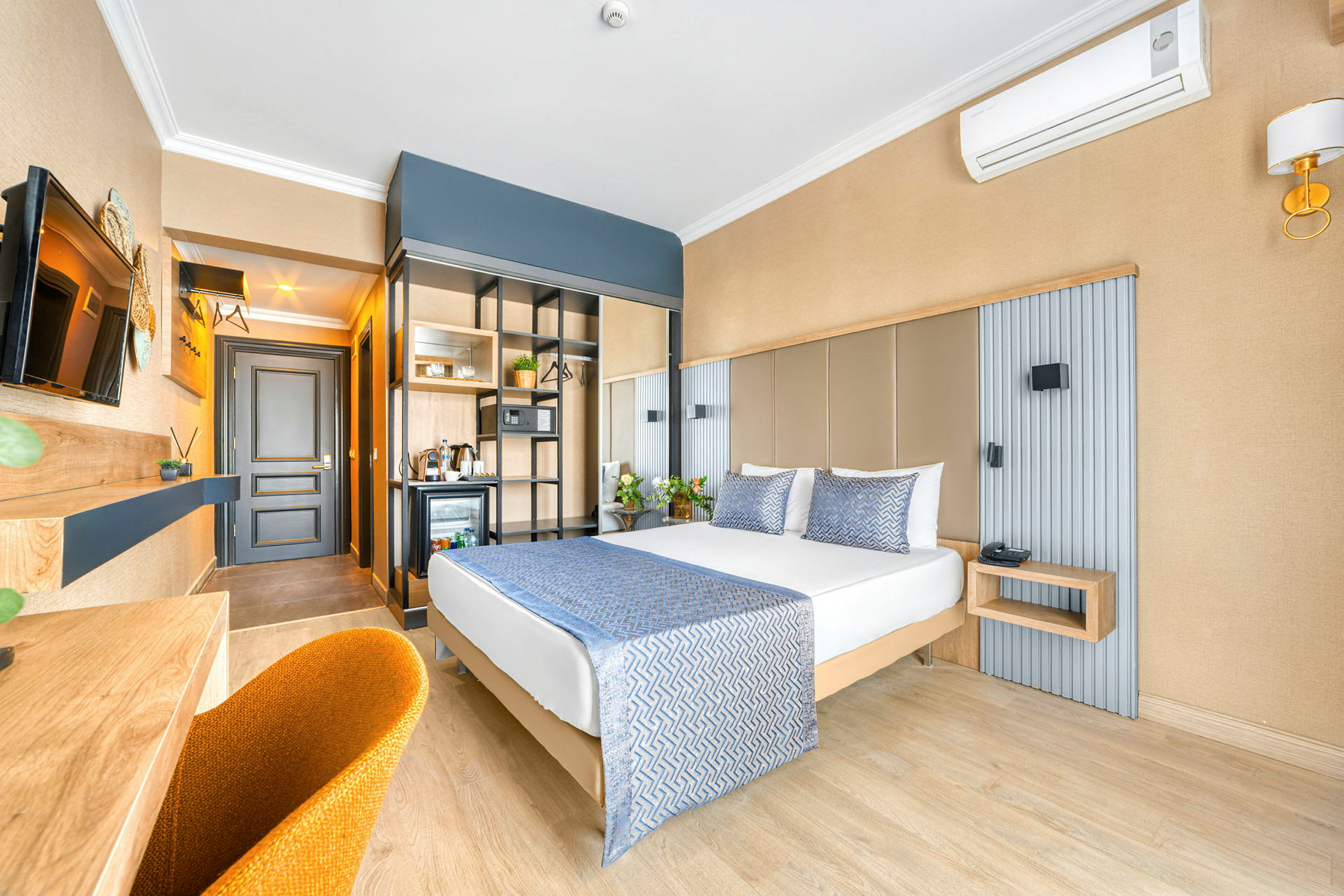 Et hotellrom med en dobbeltseng og moderne møbler. (AI-generert tekst)
