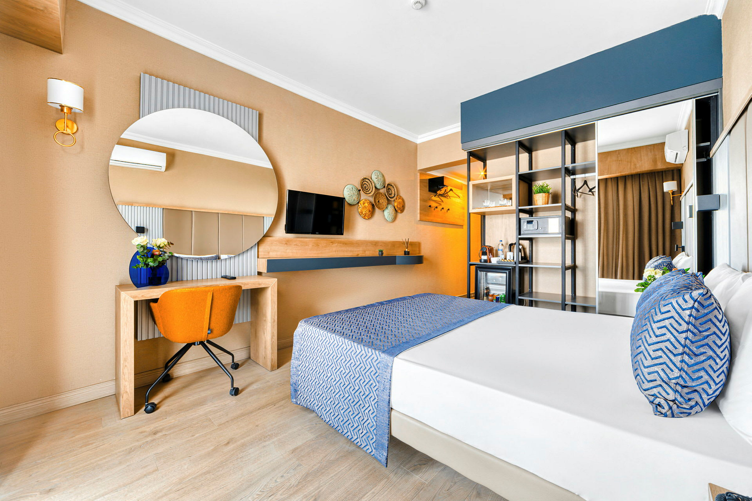 Hotellrom med dobbeltseng, skrivebord og innebygd garderobe. (AI-generert tekst)