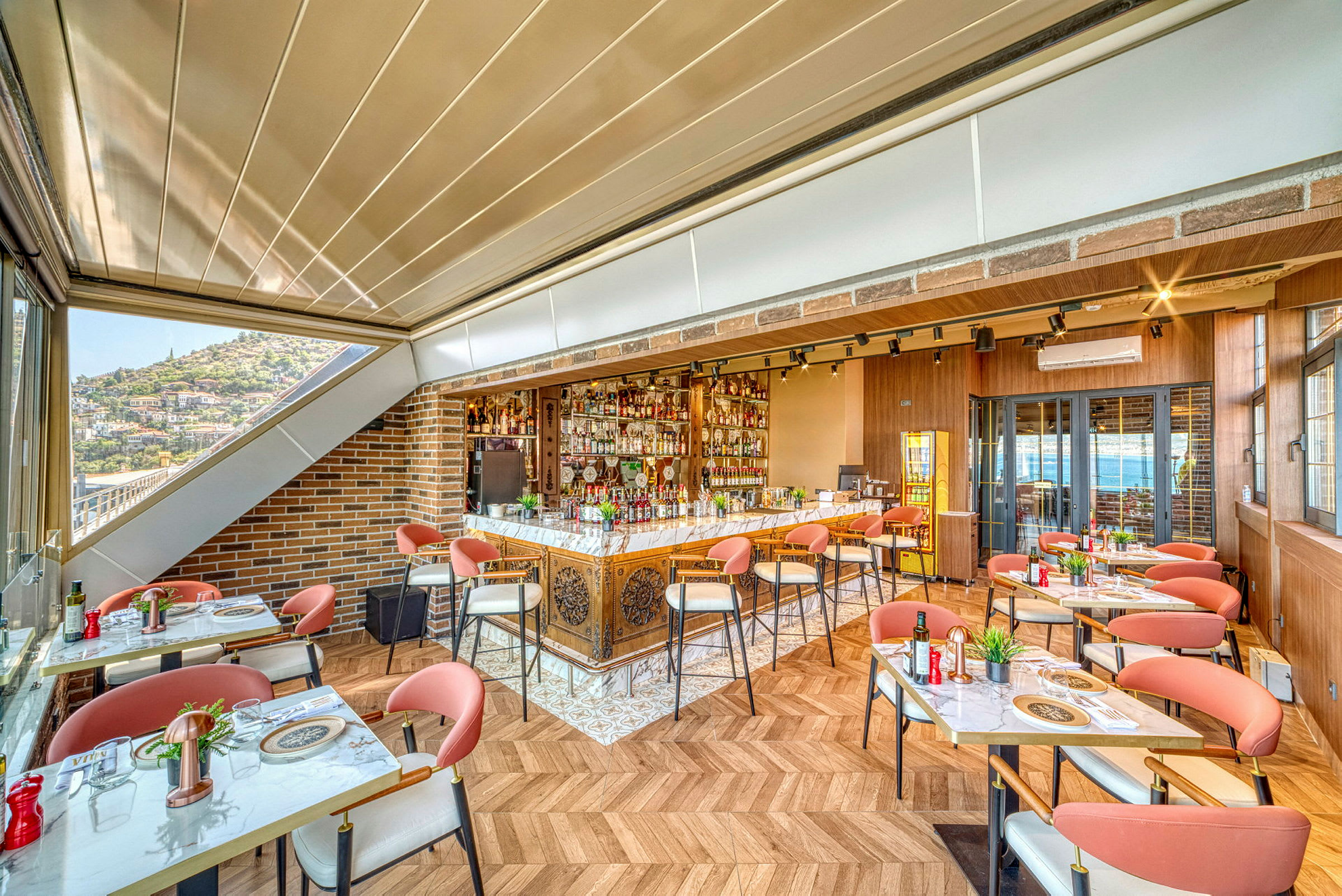 Et lyst restaurantinteriør med moderne innredning og utsikt gjennom store vinduer. (AI-generert tekst)