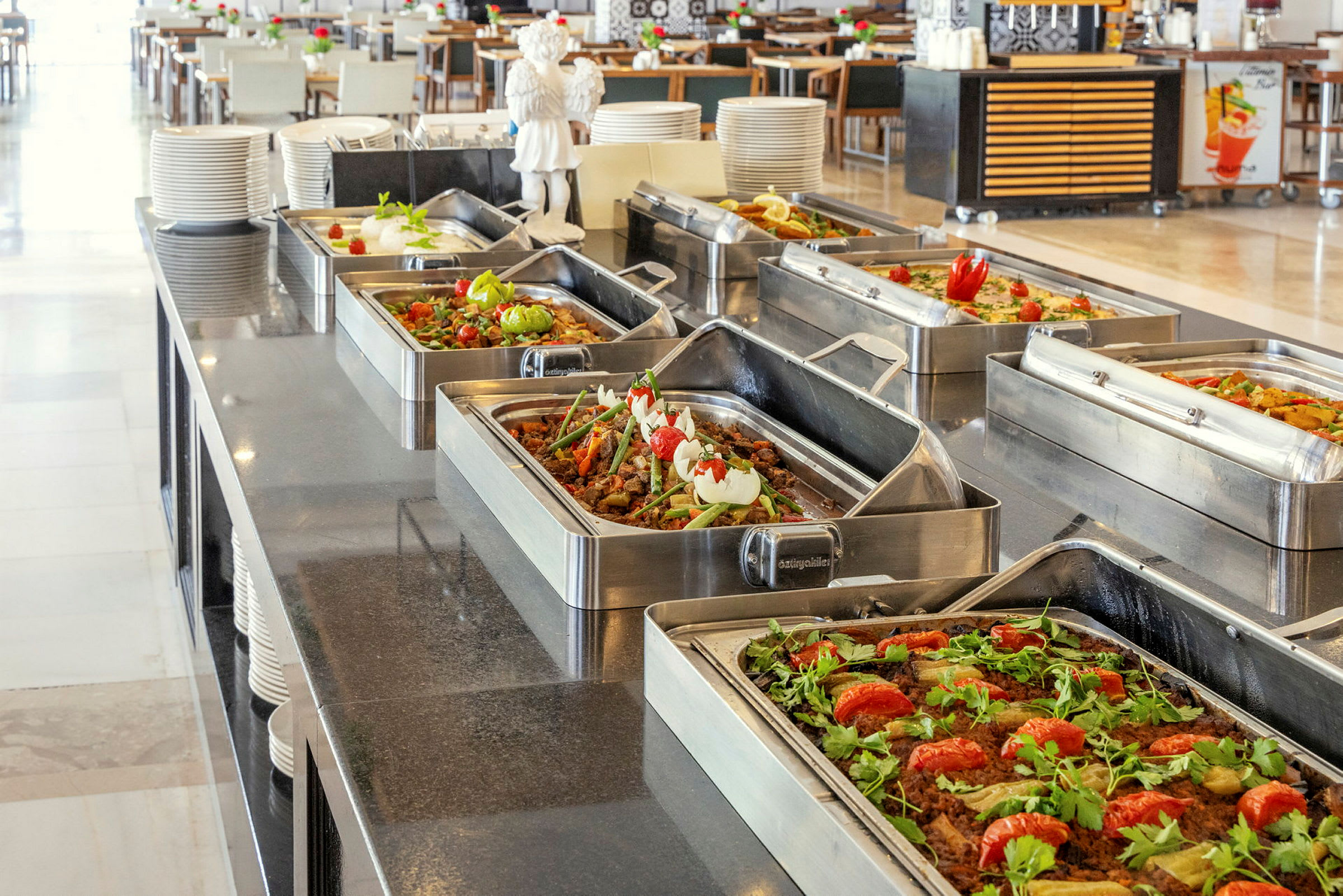 Buffetbord med ulike retter i serveringsfat. (AI-generert tekst)