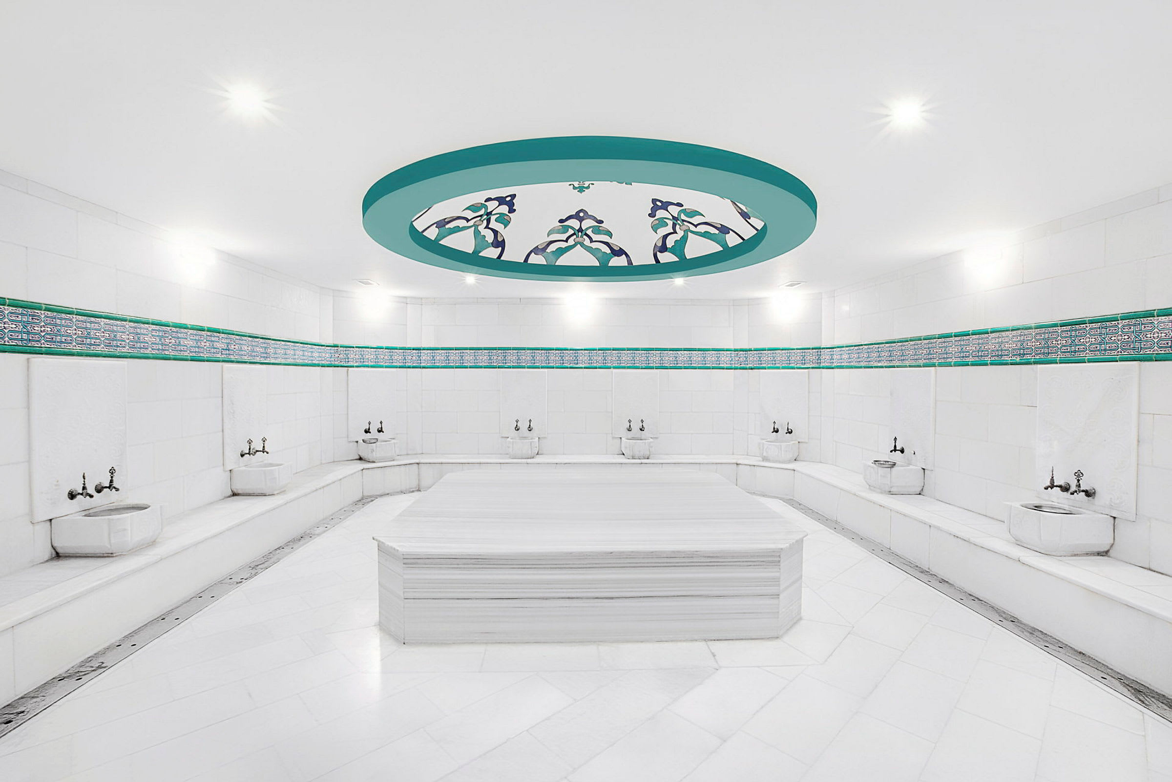 Interiør av et tyrkisk hamam med marmordetaljer og dekorasjoner. (AI-generert tekst)