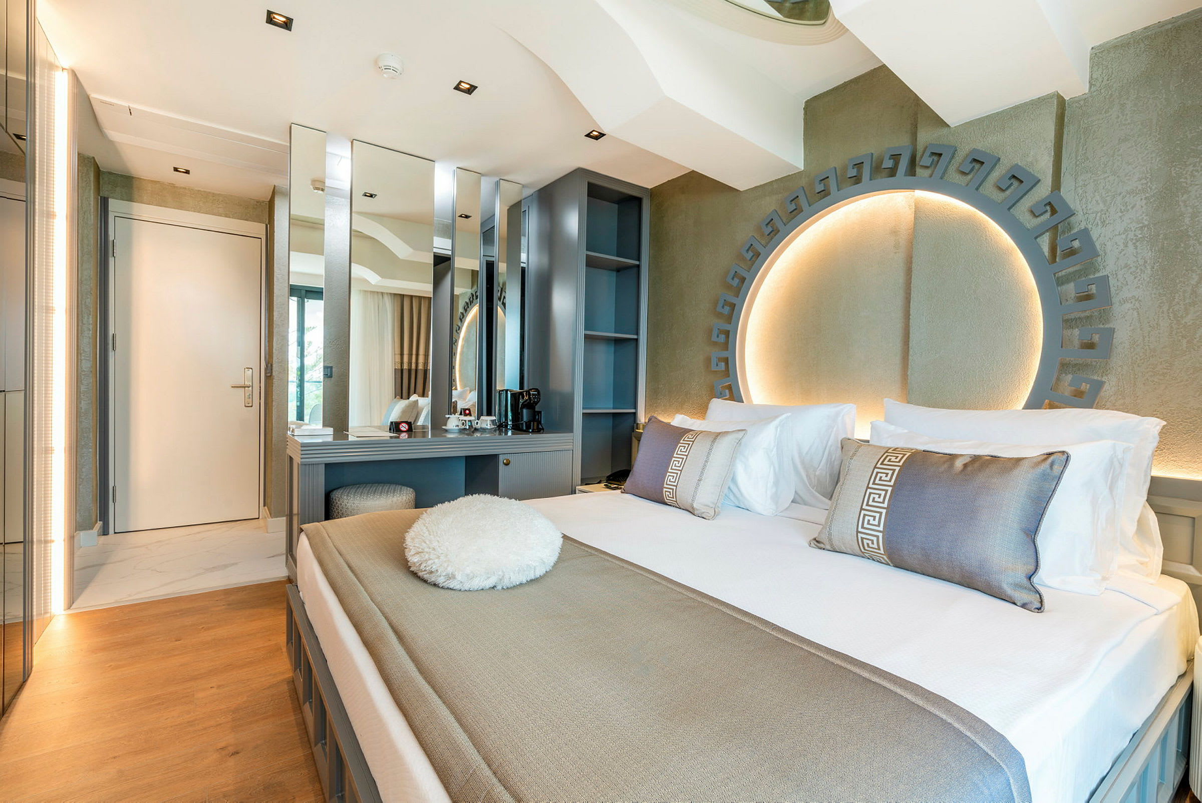 Moderne hotellrom med seng, skrivebord og dekorativ belysning. (AI-generert tekst)