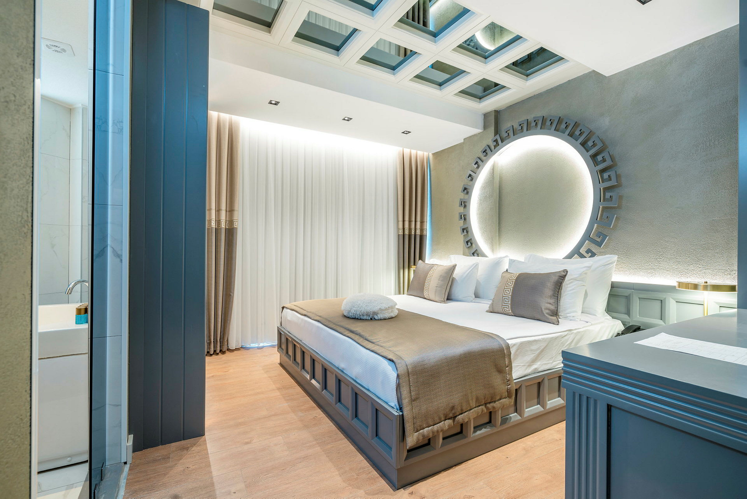 Moderne hotellrom med lys innredning og seng. (AI-generert tekst)