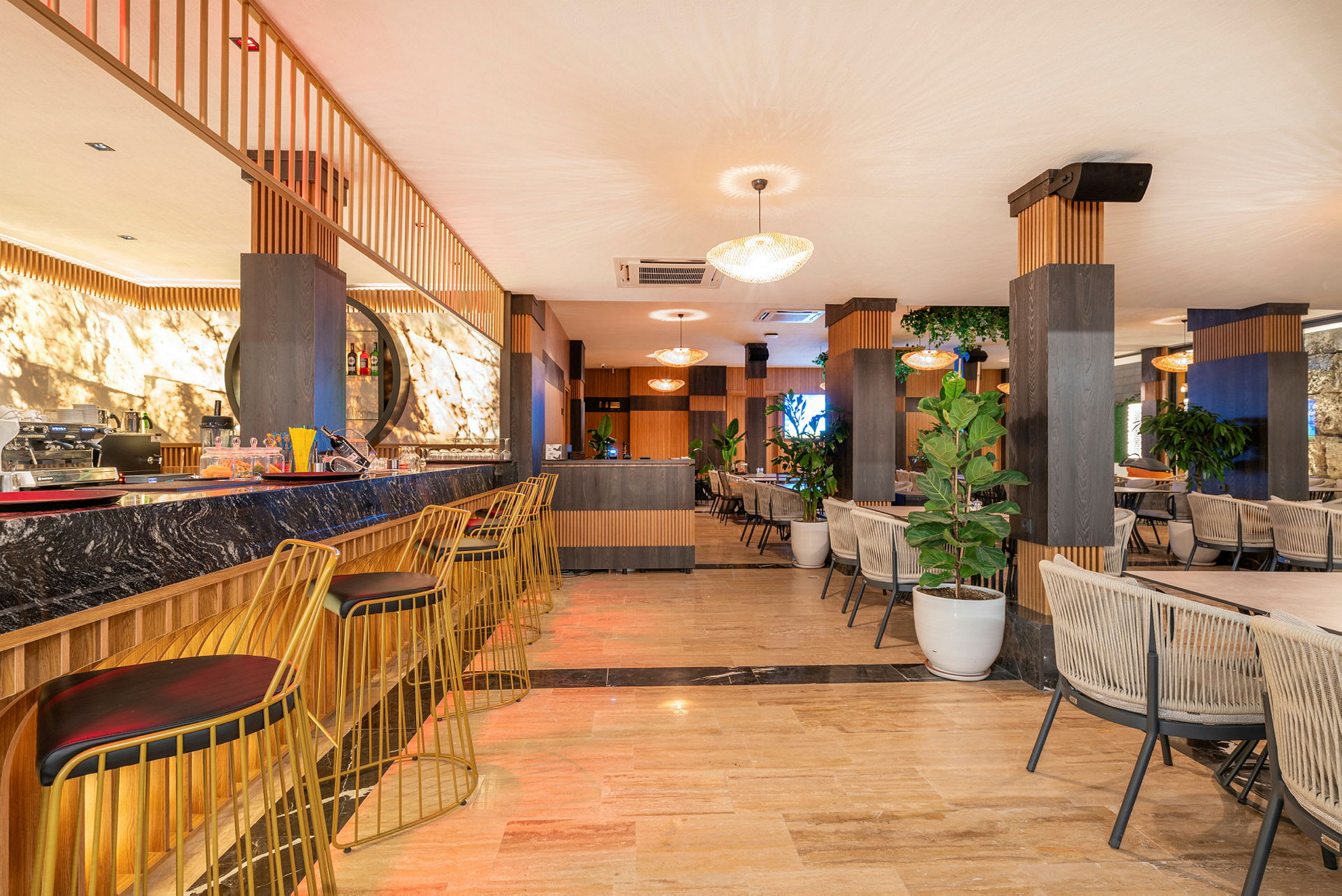 Interiør av en moderne bar og lounge med sitteplasser og grøntområder. (AI-generert tekst)