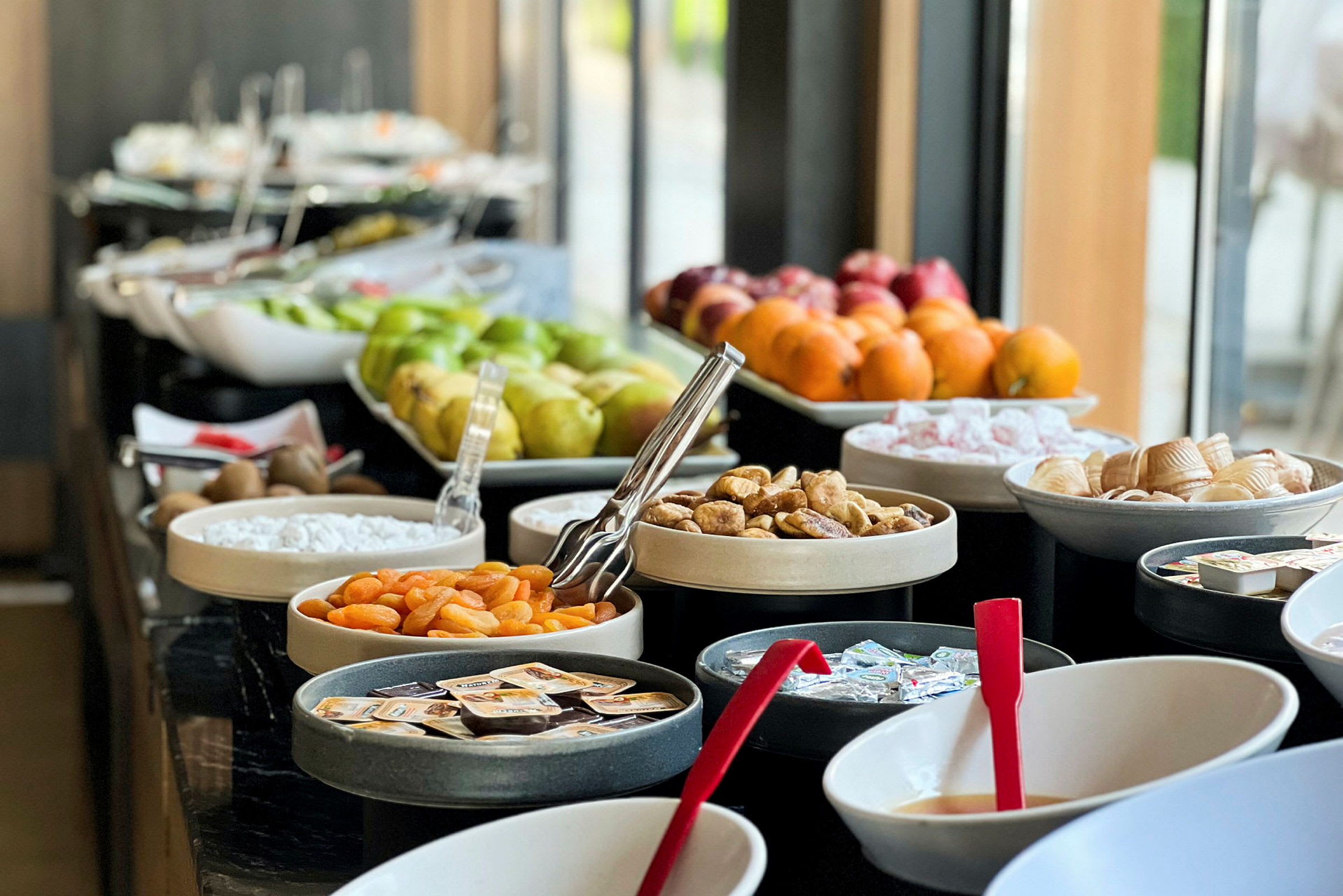 En buffet med ulike frukter, nøtter og småpakninger. (AI-generert tekst)