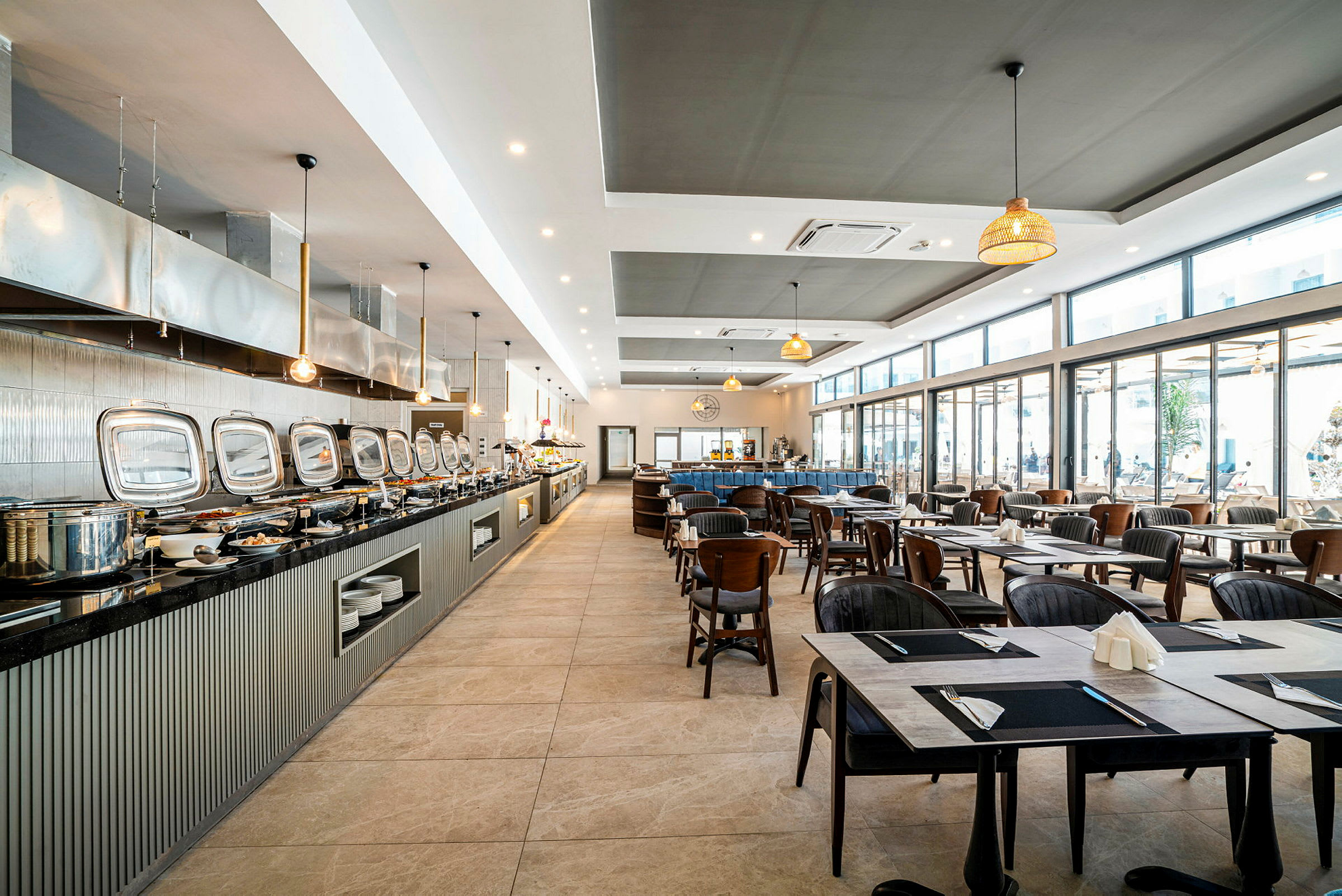 Bilde av en romslig restaurant med buffet og sitteplasser. (AI-generert tekst)