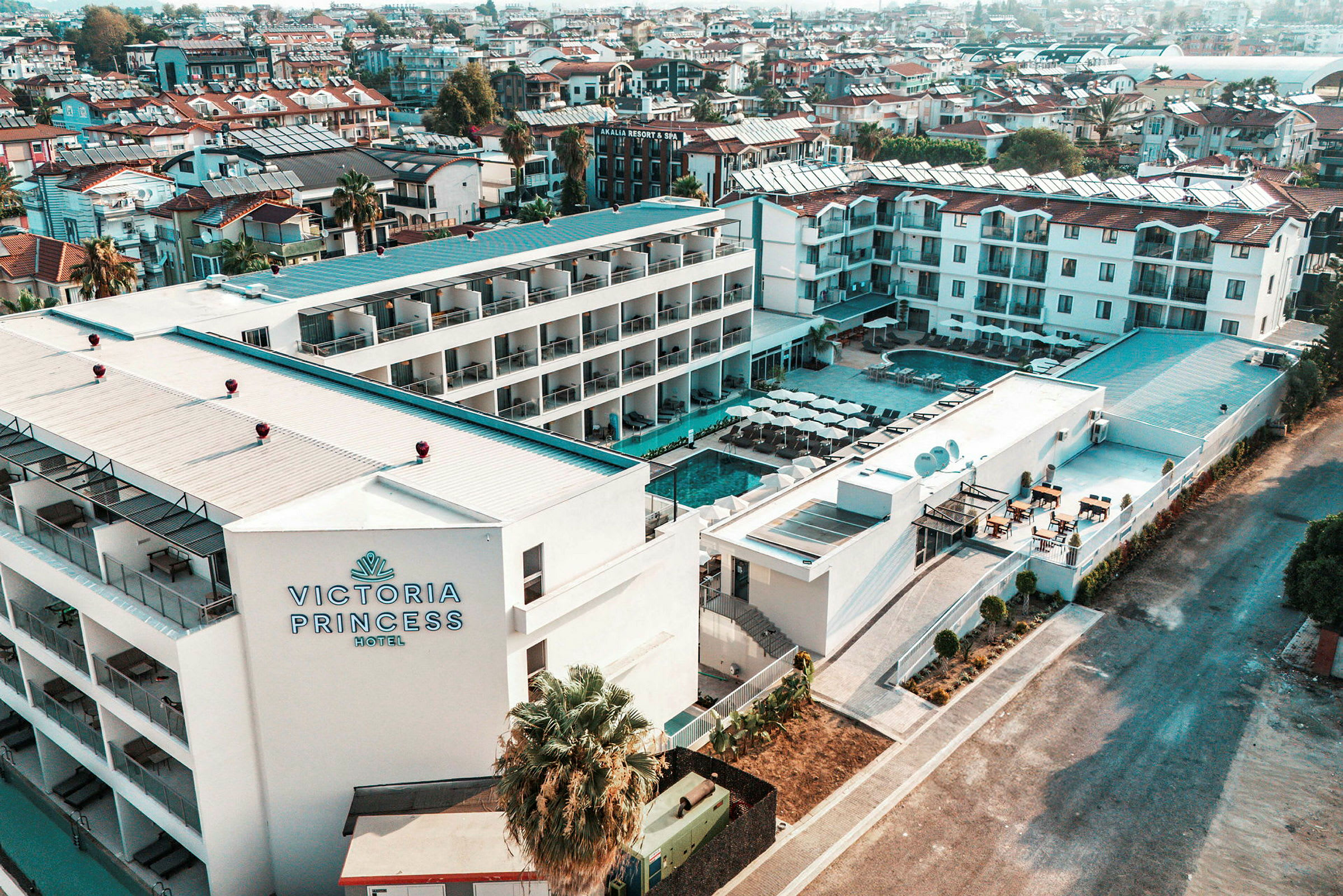 Luftfoto av Victoria Princess Hotel med omgivelsene. (AI-generert tekst)
