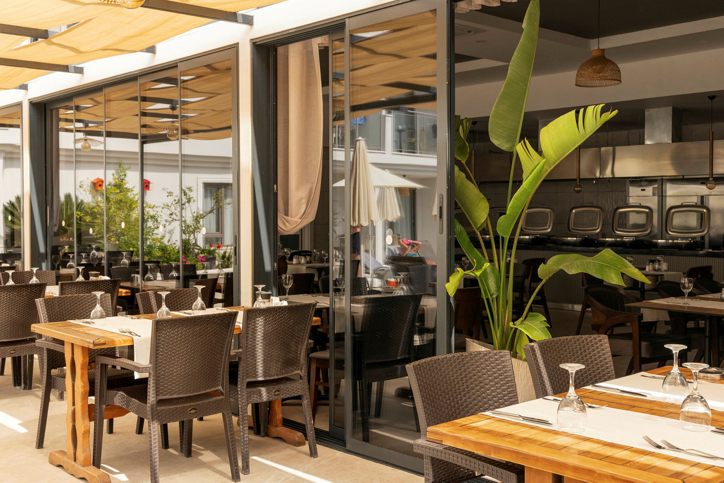 Terrasse med uteservering, tremøbler og planter. (AI-generert tekst)