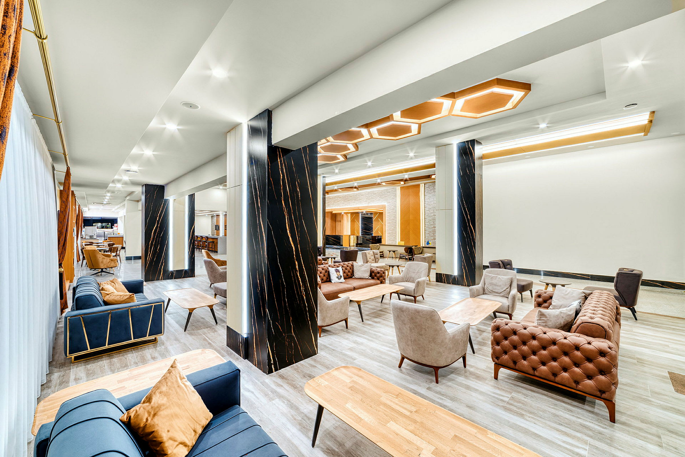 Et moderne hotellrom med sittemøbler og dekorative søyler. (AI-generert tekst)
