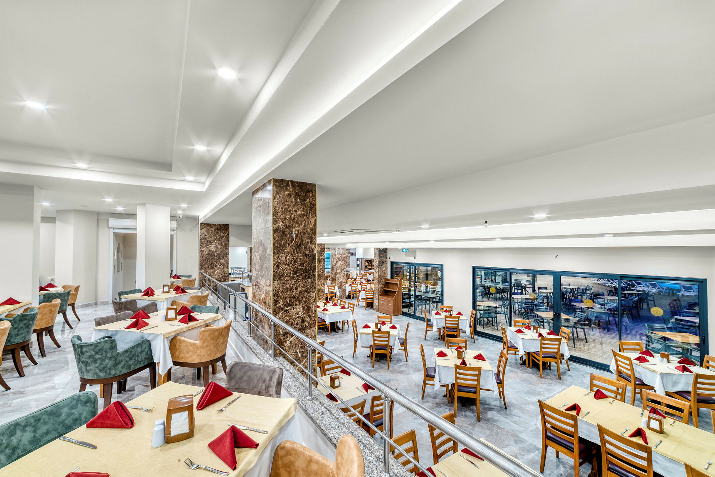 En restaurant med dekkede bord og stoler, sannsynligvis innendørs. (AI-generert tekst)