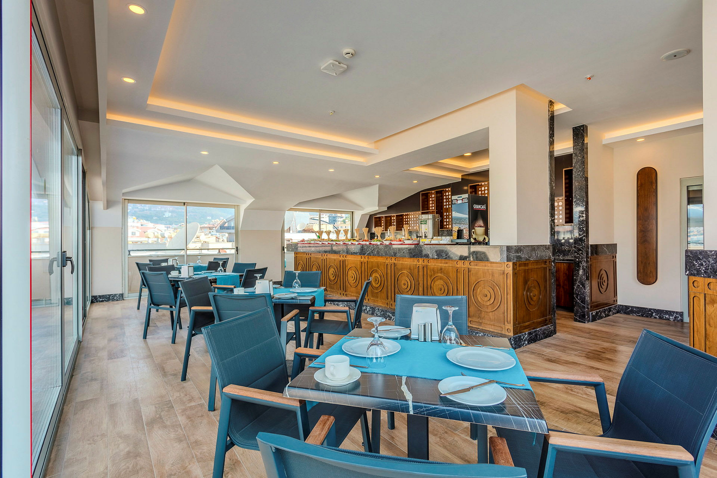 Restaurant med spisebord og stoler, samt serveringsområde med treverkdesign. (AI-generert tekst)