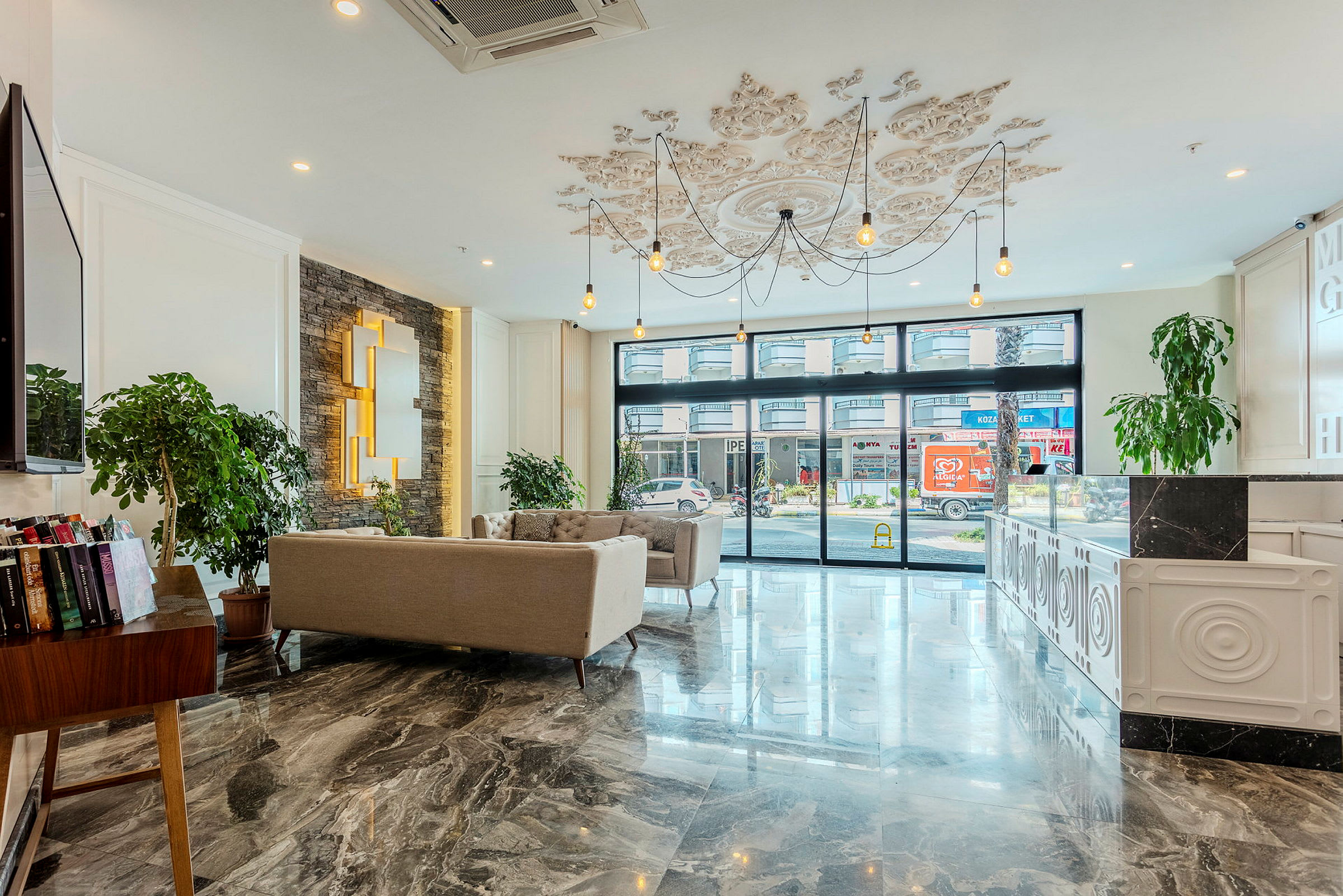 Moderne hotellobby med sofa, store vinduer og dekorativt tak. (AI-generert tekst)