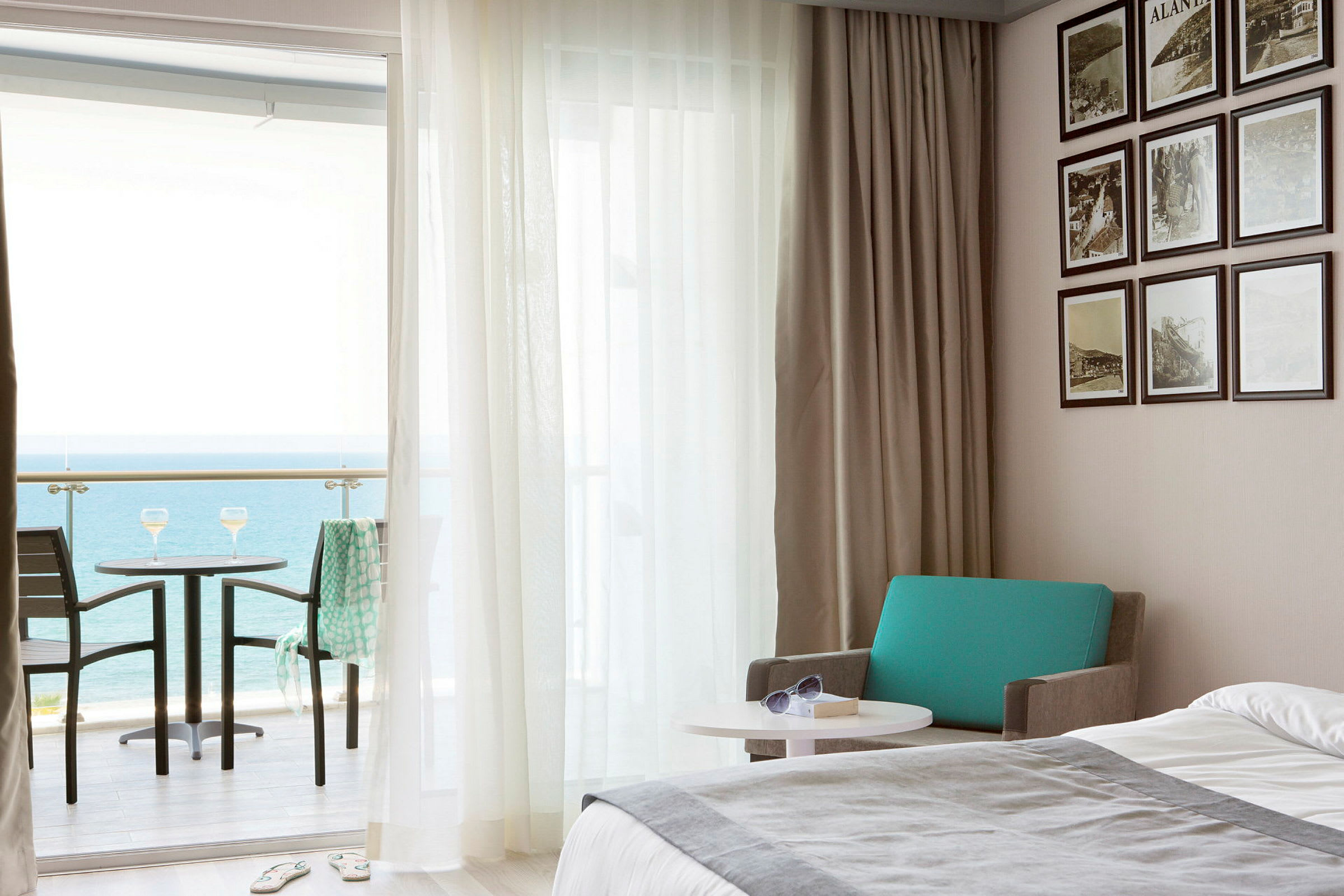 Hotellrom med havutsikt fra balkongen. (AI-generert tekst)
