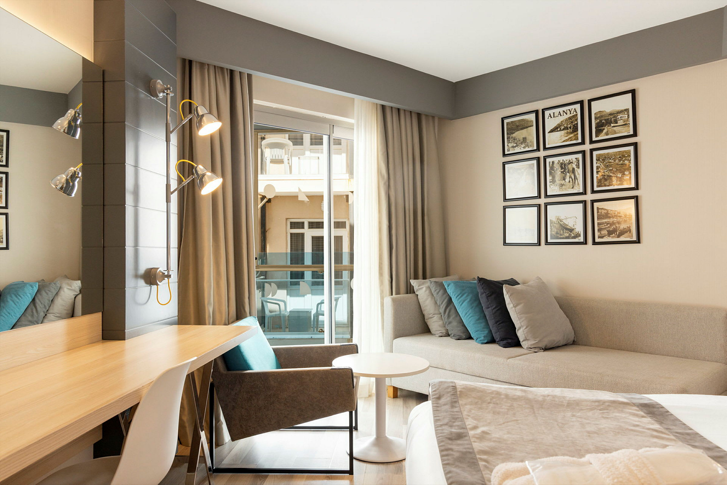 Hotellrom med skrivebord, sofa og dekorasjoner. (AI-generert tekst)