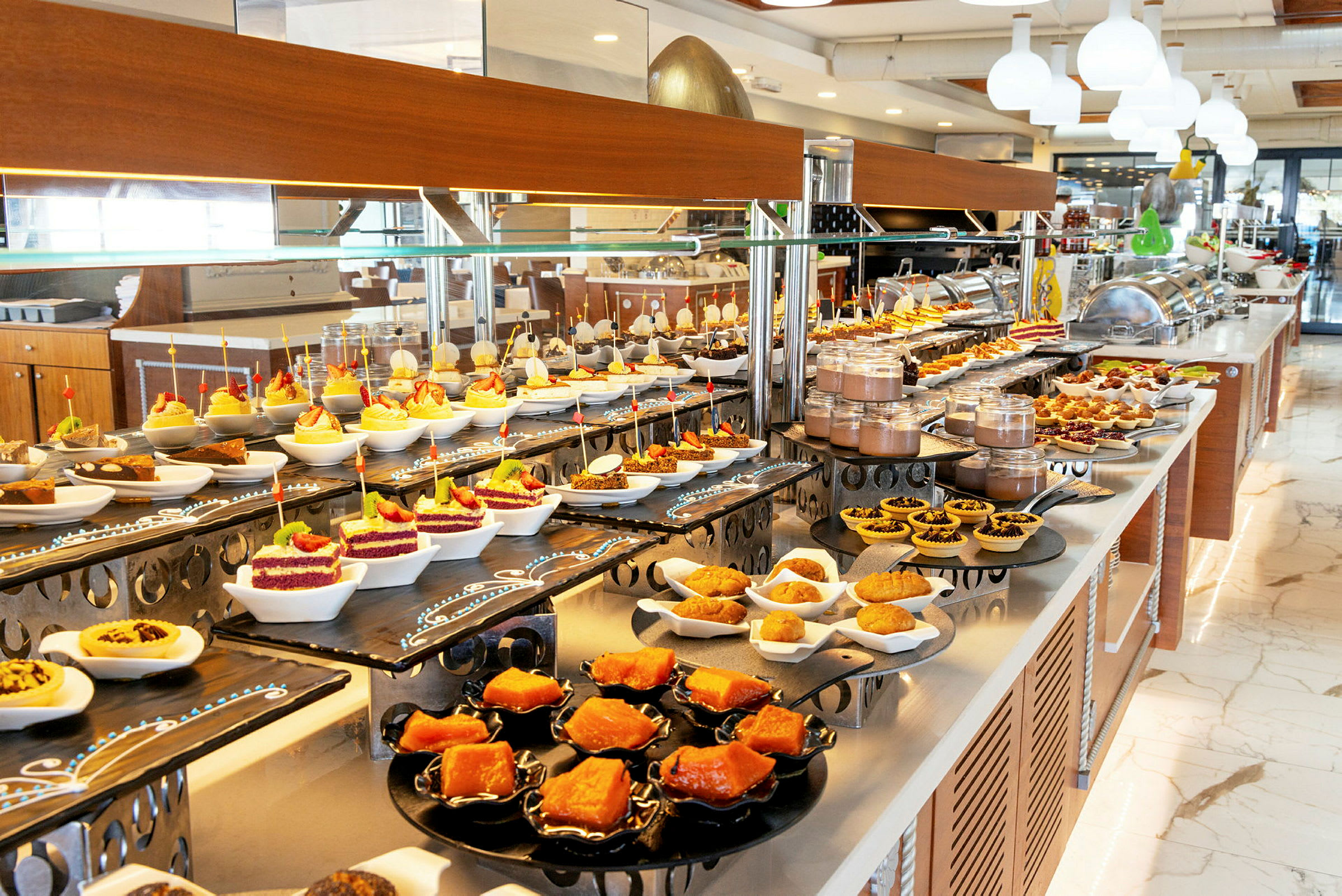 Buffetbord med forskjellige desserter og bakverk. (AI-generert tekst)