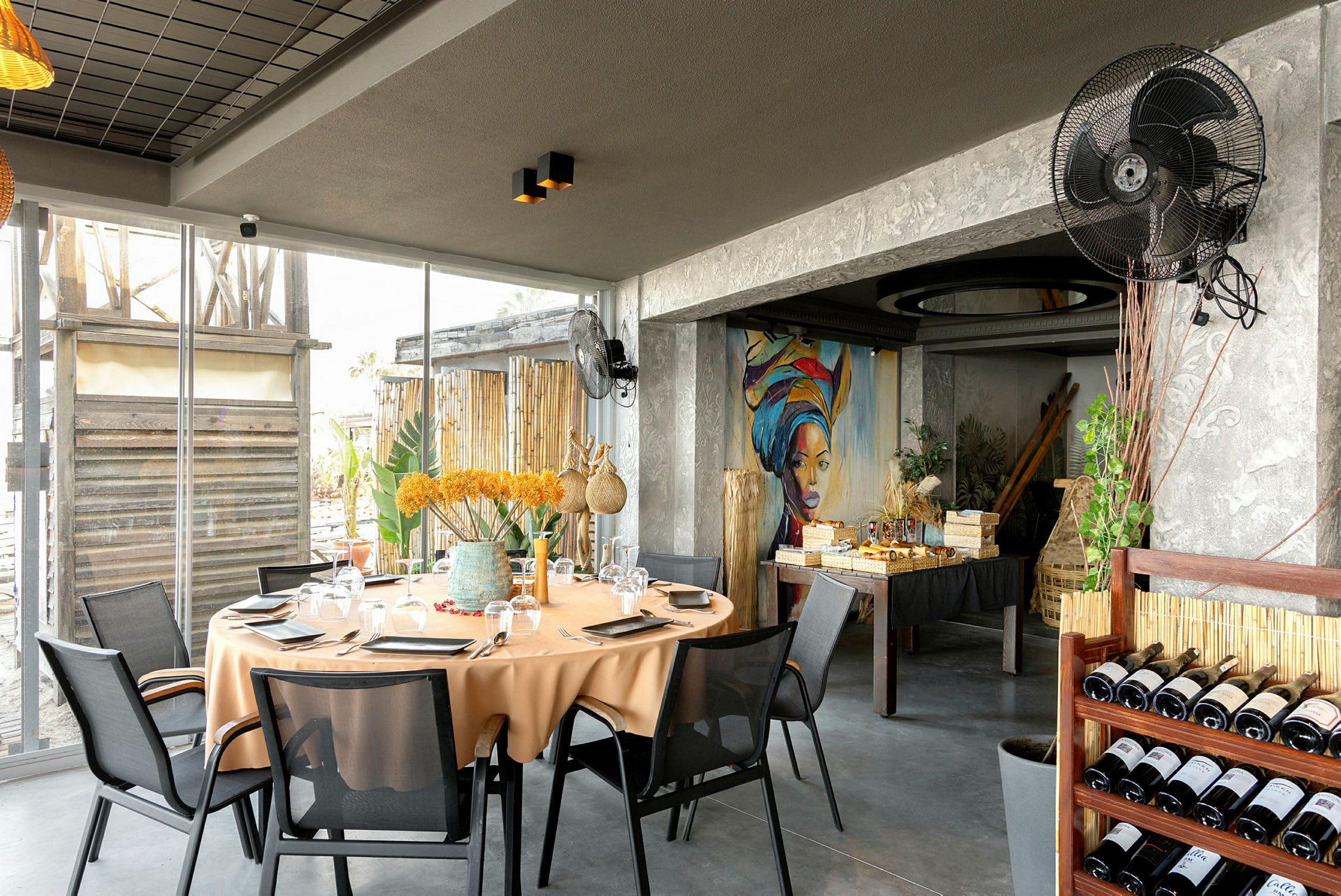 Interiør av en restaurant med et dekket bord og interiør i naturlige farger. (AI-generert tekst)