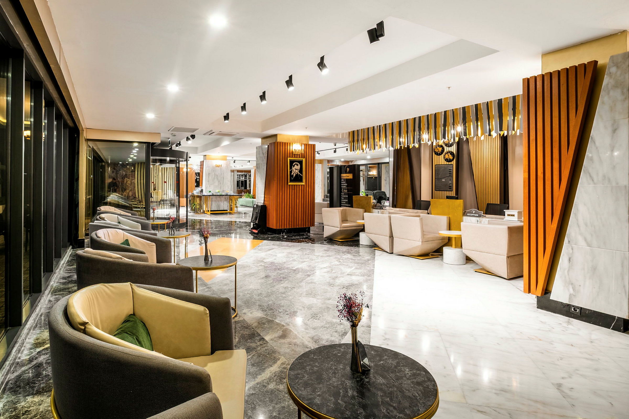 Et moderne hotellobbyområde med sittegrupper, sofaer og bord i et stilrent miljø med lyse farger og trematerialer. (AI-generert tekst)