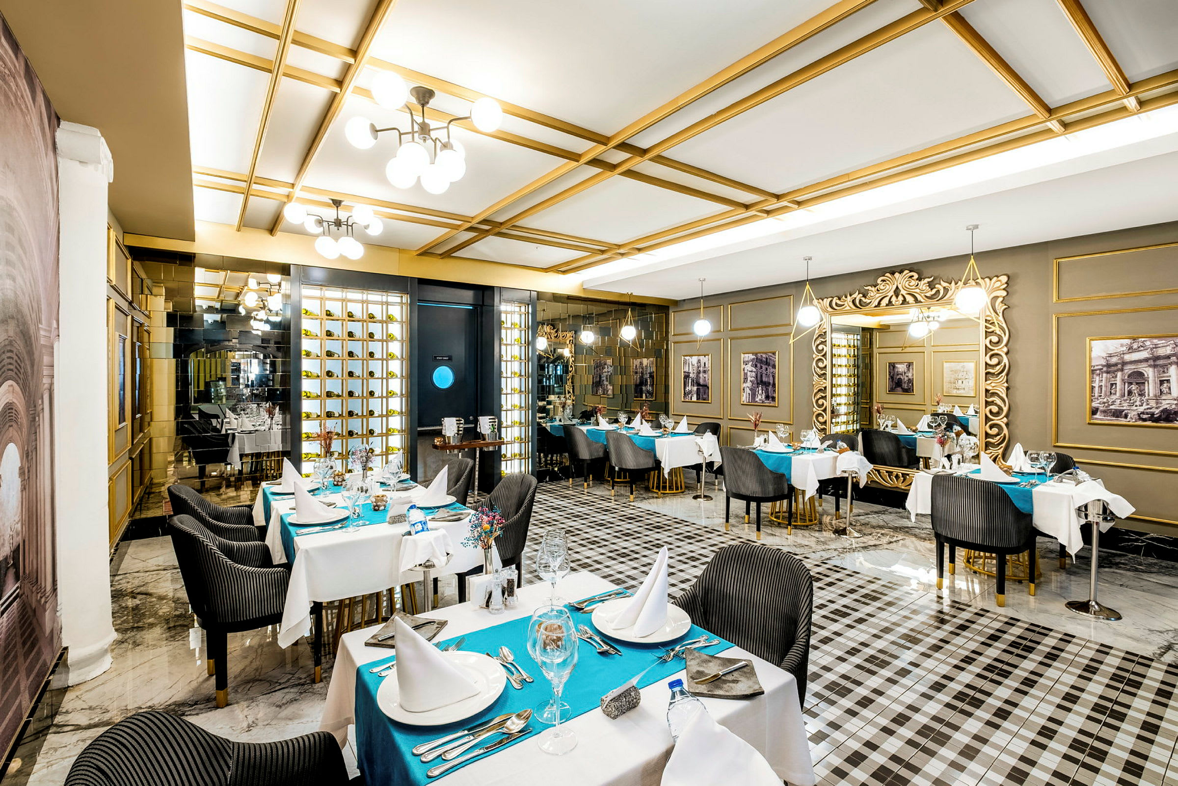 En elegant restaurant med oppsatte bord, dekorert med hvite duker og blå bordbrikker. (AI-generert tekst)