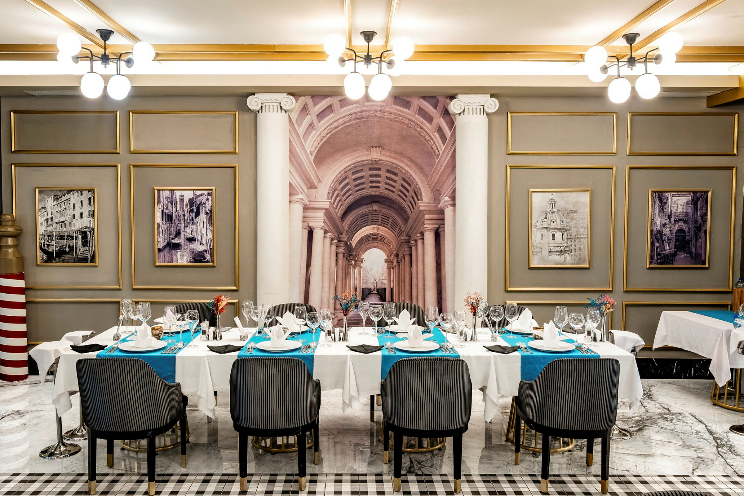 Elegant restaurantinteriør med dekkede bord og klassisk innredning. (AI-generert tekst)