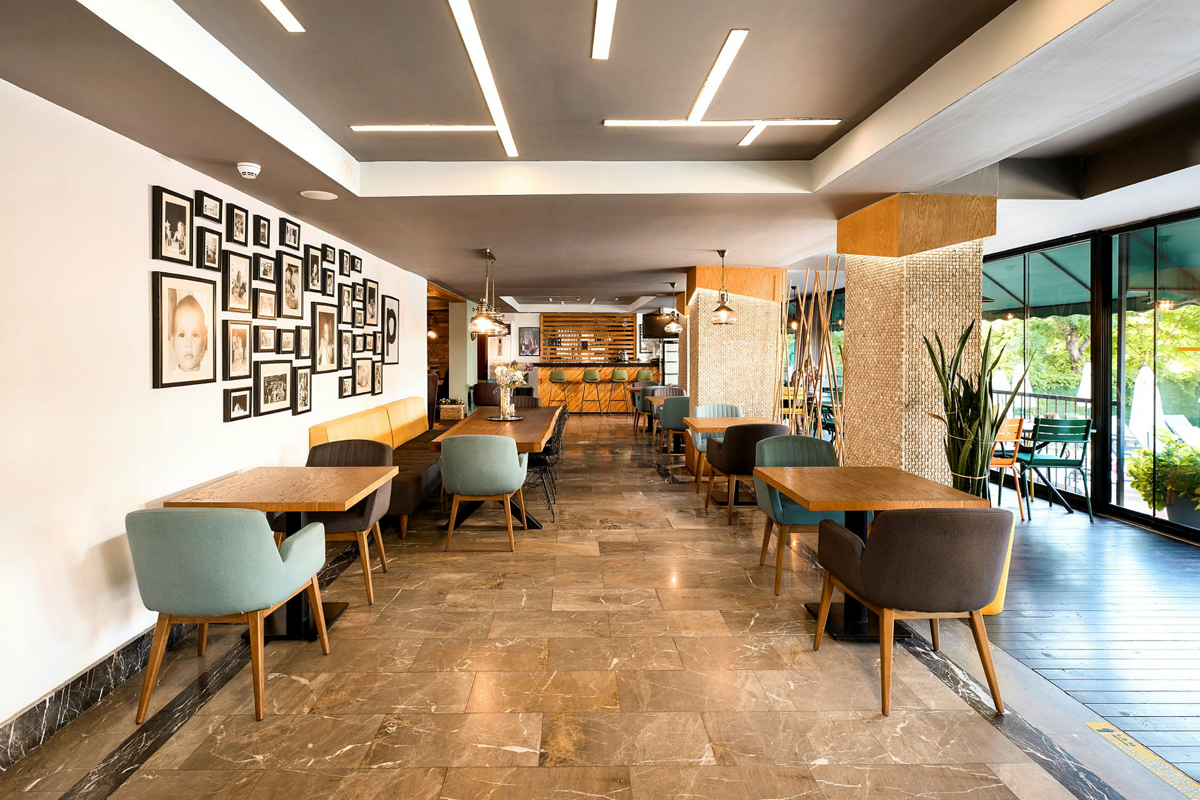 Et moderne kafé med stilfull innredning, tremøbler og dekorative veggdetaljer. (AI-generert tekst)