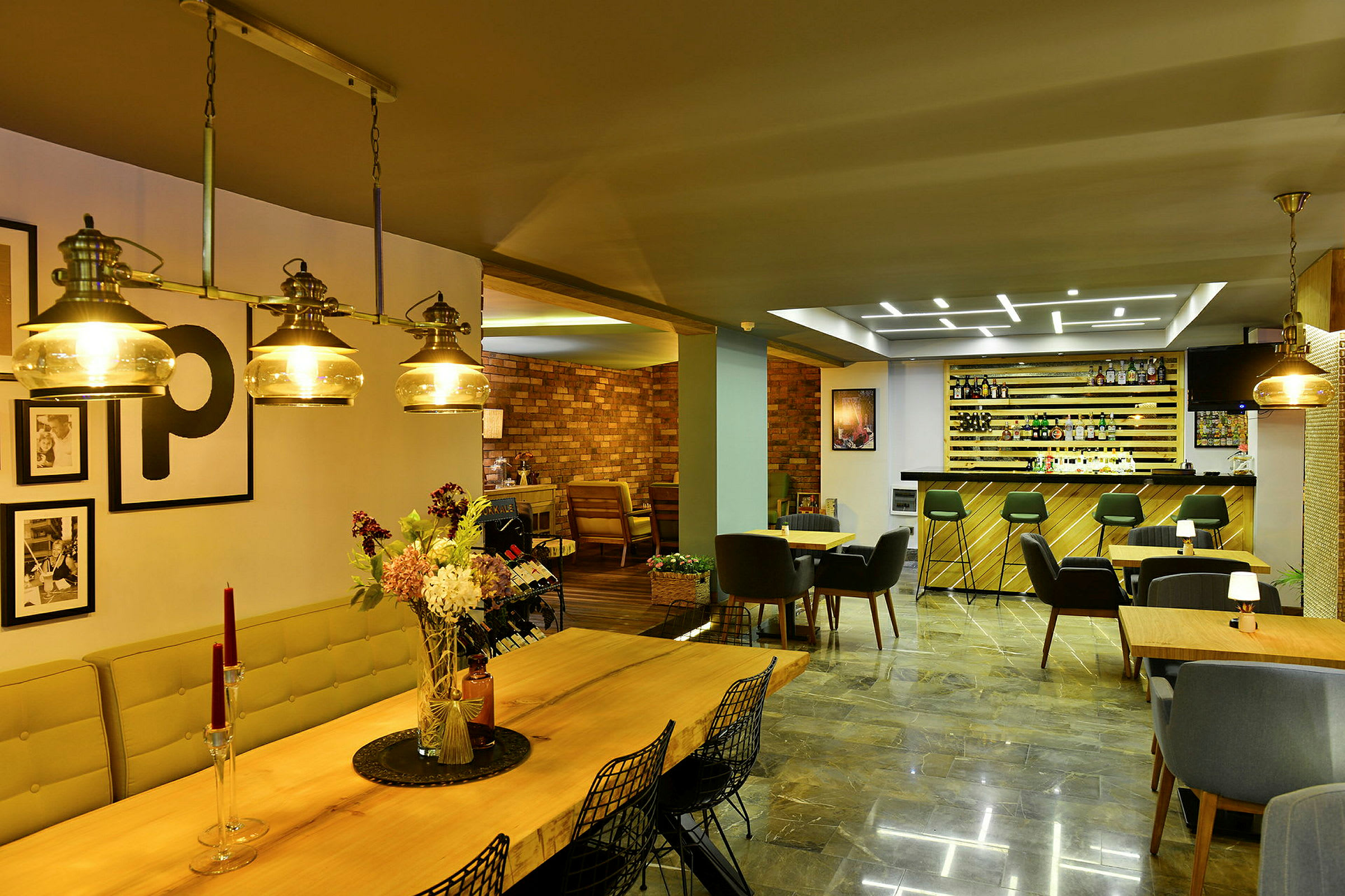 Restaurant med spisebord, bar og møbler i moderne design. (AI-generert tekst)