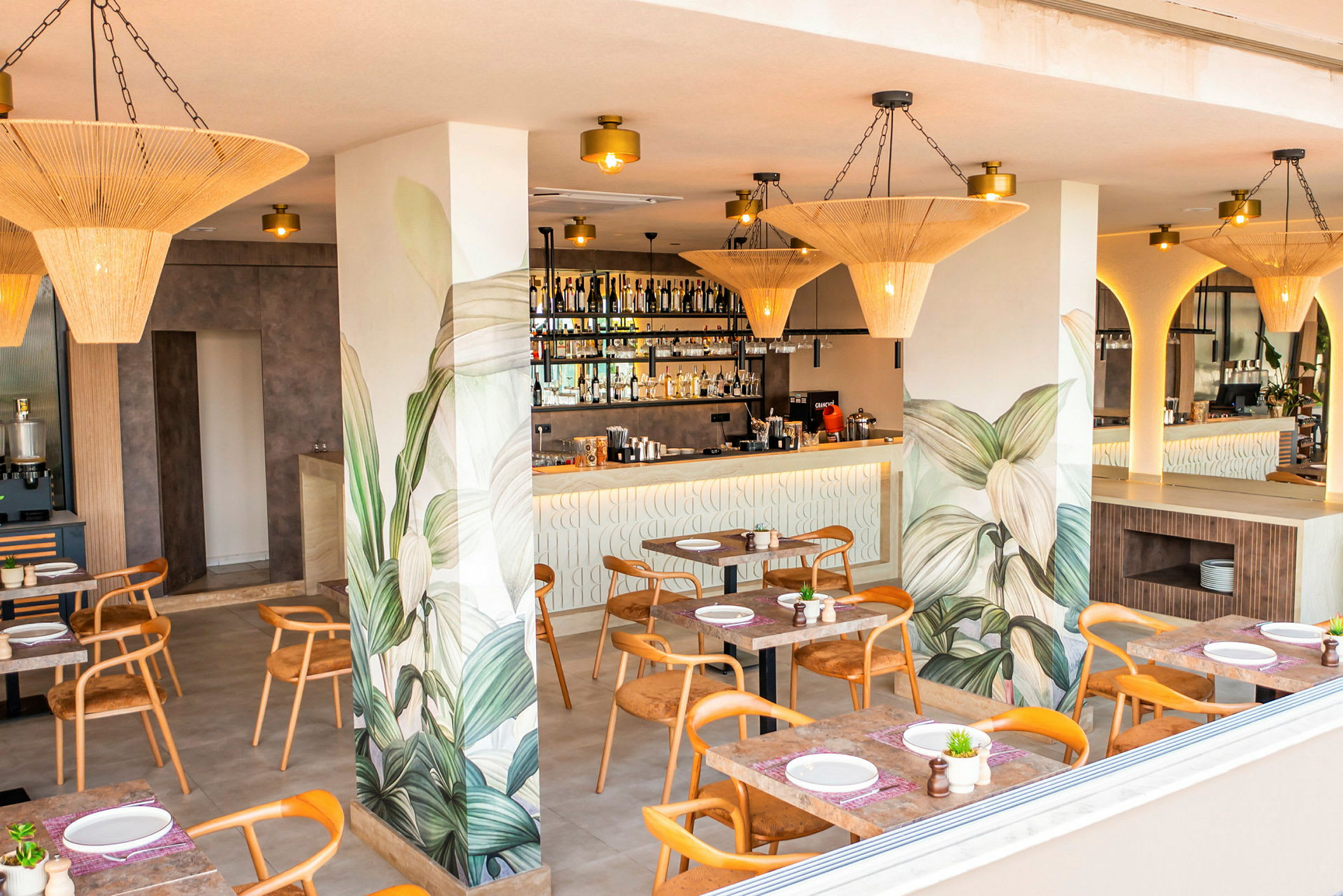 En restaurant med moderne tremøbler og dekorative veggmalerier av planter. (AI-generert tekst)