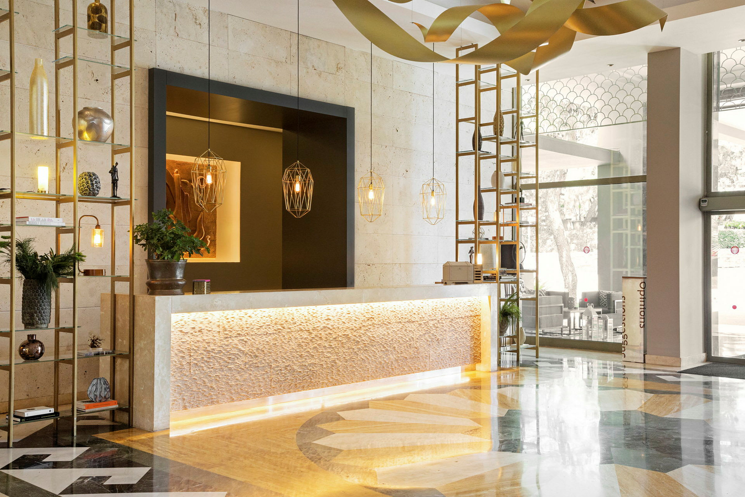 Hotellobby med moderne innredning, resepsjon og dekorative lyskilder. (AI-generert tekst)
