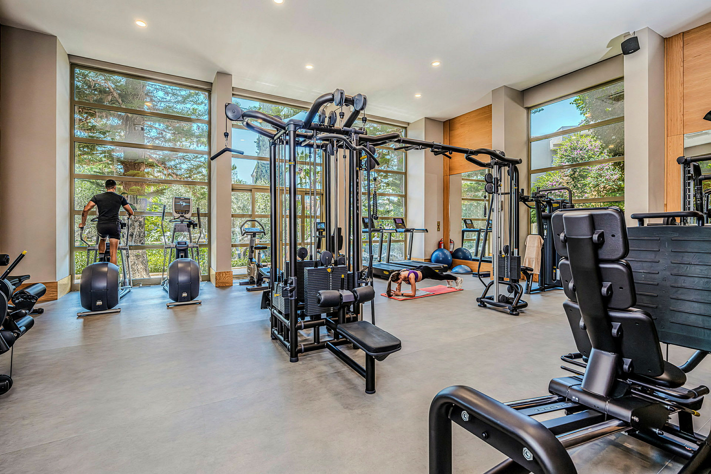 Gym med treningsmaskiner og personer som trener. (AI-generert tekst)